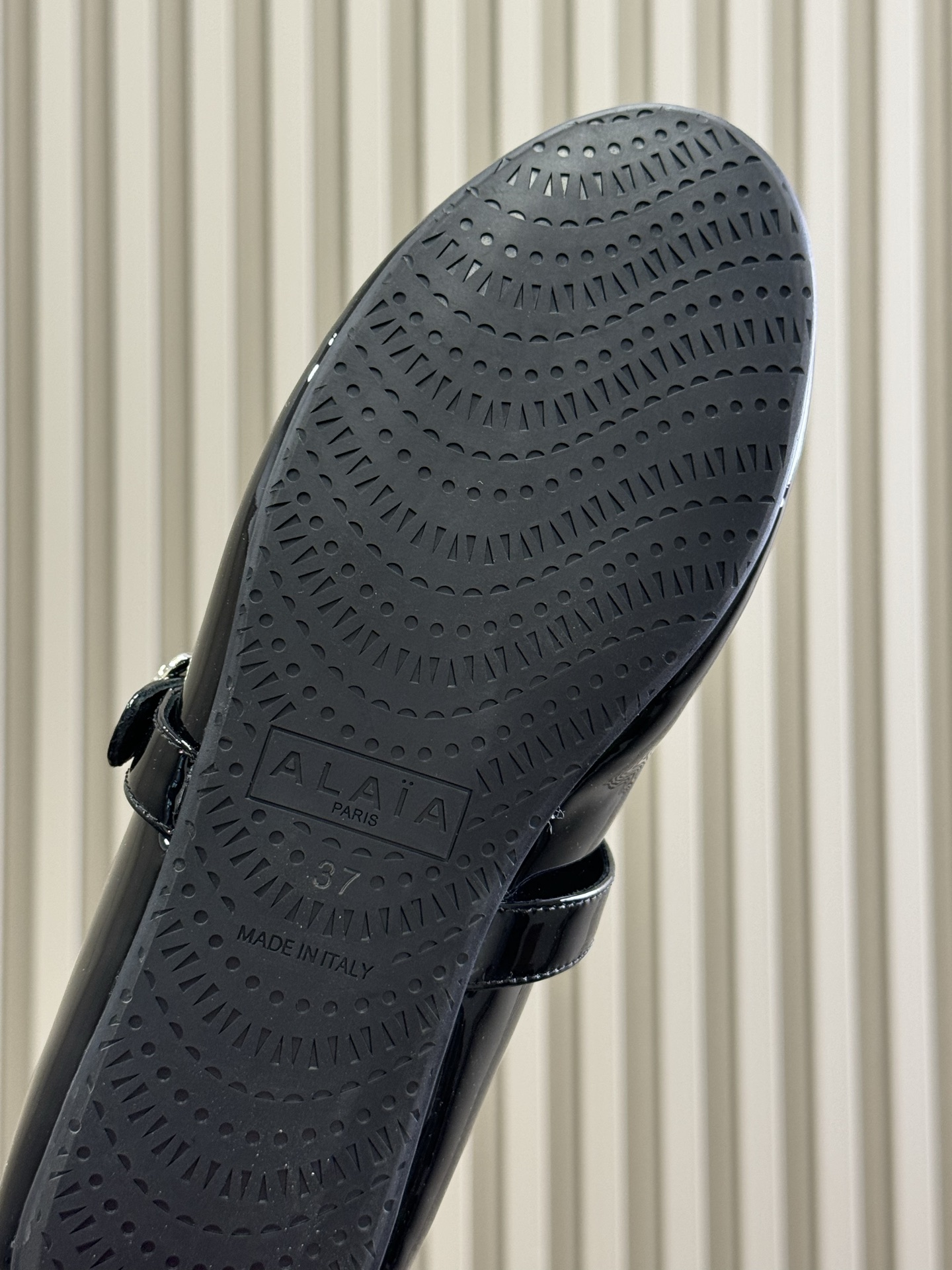 ALAiA｜敲响秋冬的第一双美鞋暖呼呼的别太可爱了吧反绒羊皮鞋面，皮毛一体内里，脚感太舒服啦换季新装备，