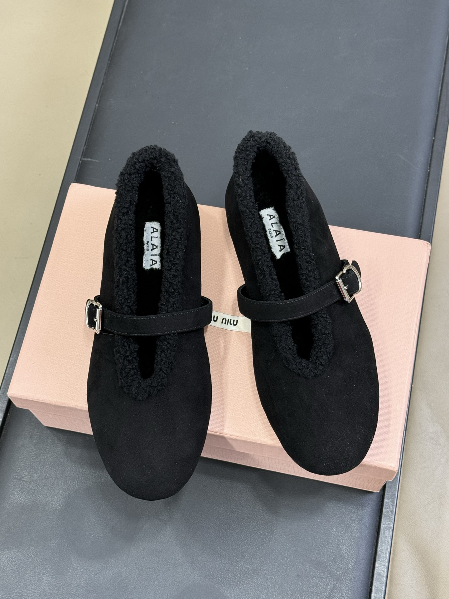 ALAiA｜敲响秋冬的第一双美鞋暖呼呼的别太可爱了吧反绒羊皮鞋面，皮毛一体内里，脚感太舒服啦换季新装备，