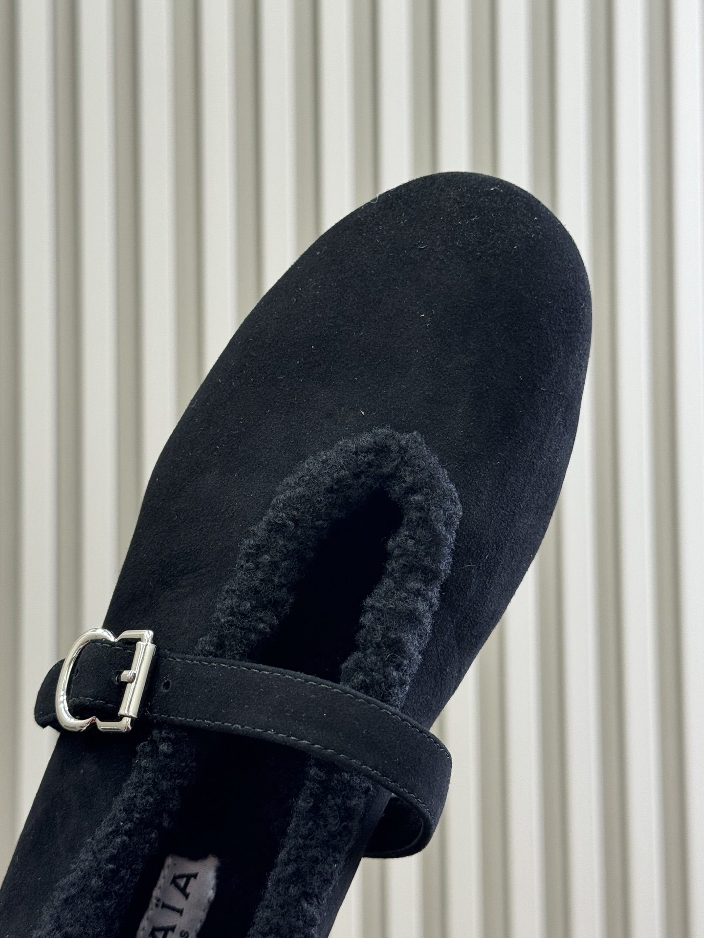 ALAiA｜敲响秋冬的第一双美鞋暖呼呼的别太可爱了吧反绒羊皮鞋面，皮毛一体内里，脚感太舒服啦换季新装备，