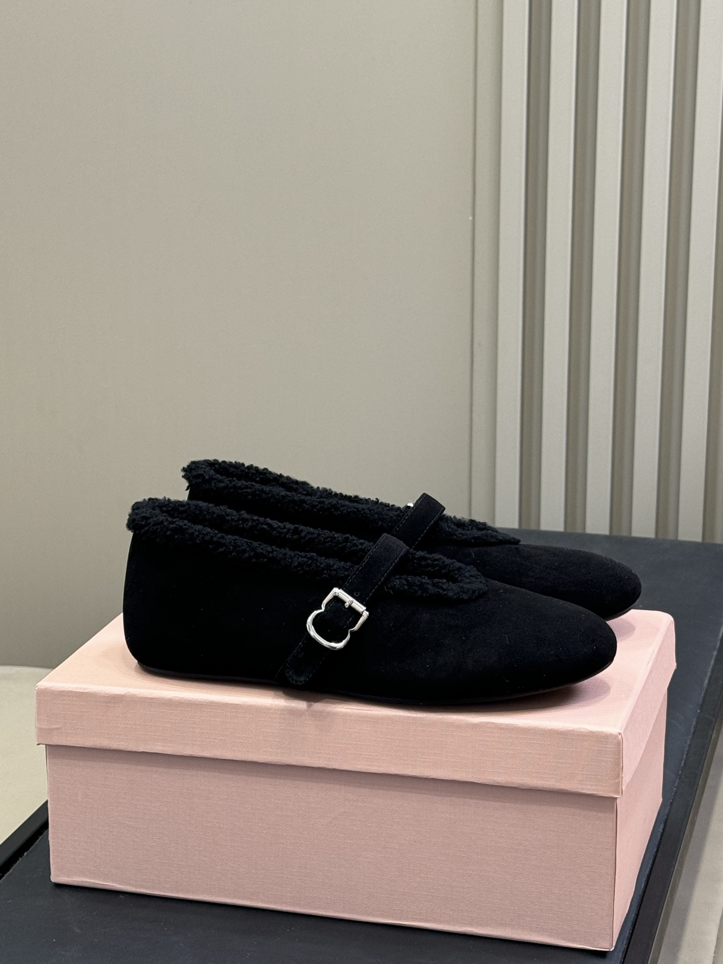 ALAiA｜敲响秋冬的第一双美鞋暖呼呼的别太可爱了吧反绒羊皮鞋面，皮毛一体内里，脚感太舒服啦换季新装备，