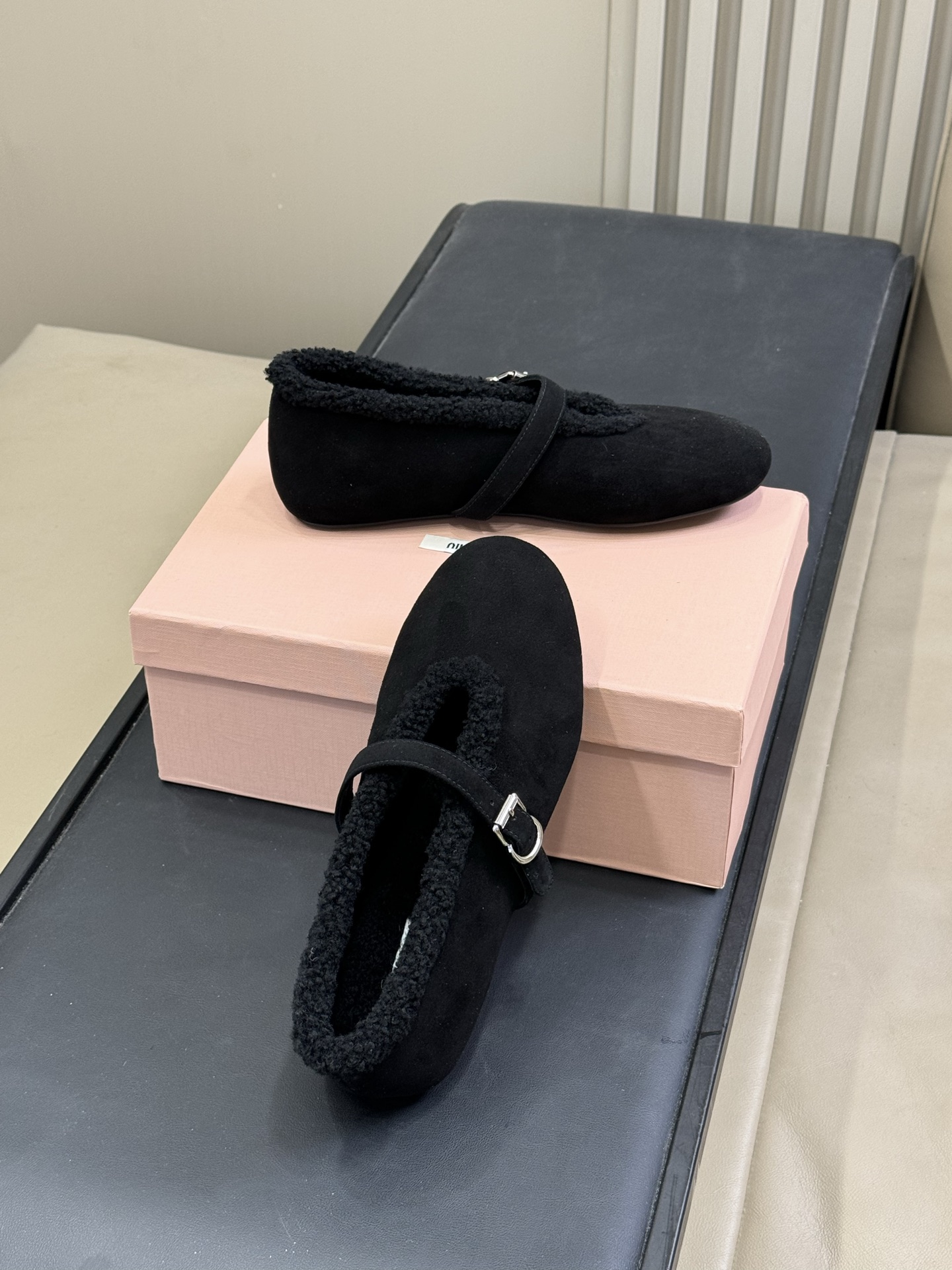 ALAiA｜敲响秋冬的第一双美鞋暖呼呼的别太可爱了吧反绒羊皮鞋面，皮毛一体内里，脚感太舒服啦换季新装备，