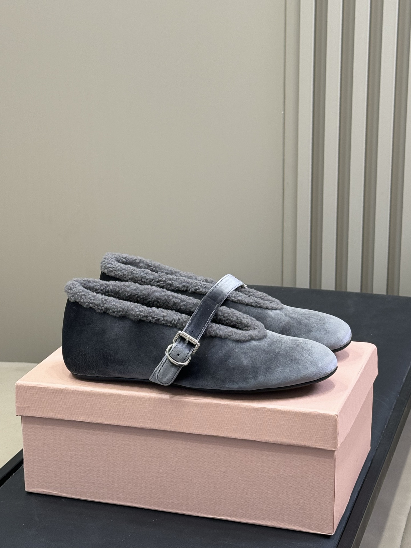 ALAiA｜敲响秋冬的第一双美鞋暖呼呼的别太可爱了吧反绒羊皮鞋面，皮毛一体内里，脚感太舒服啦换季新装备，