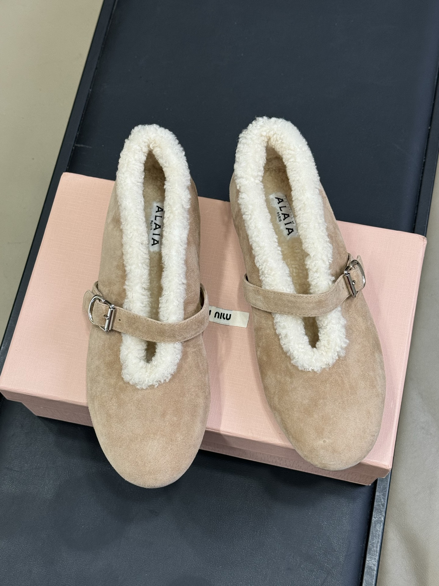 ALAiA｜敲响秋冬的第一双美鞋暖呼呼的别太可爱了吧反绒羊皮鞋面，皮毛一体内里，脚感太舒服啦换季新装备，