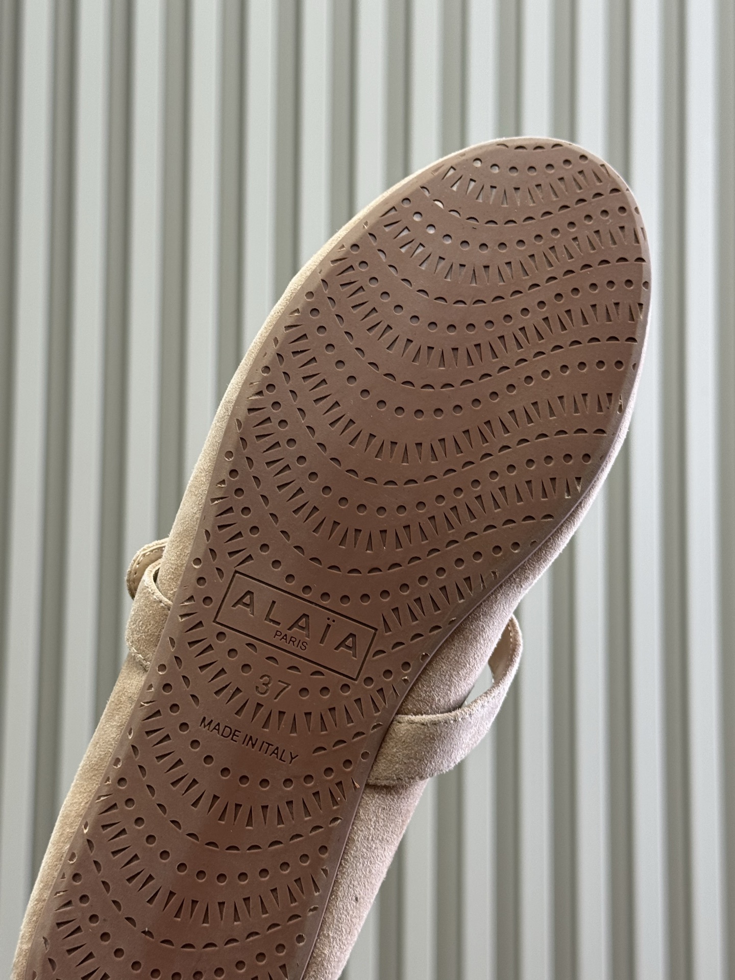 ALAiA｜敲响秋冬的第一双美鞋暖呼呼的别太可爱了吧反绒羊皮鞋面，皮毛一体内里，脚感太舒服啦换季新装备，