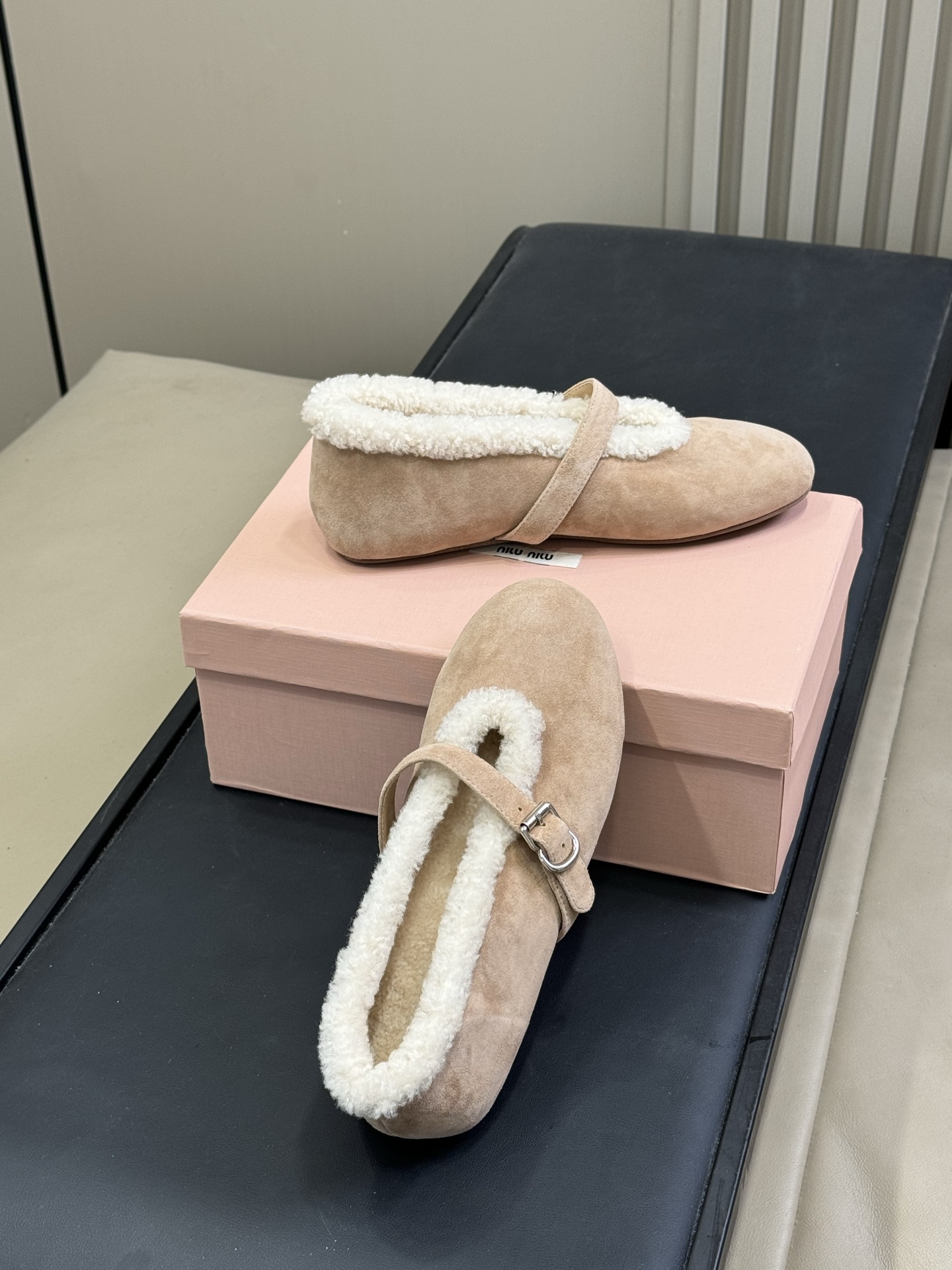 ALAiA｜敲响秋冬的第一双美鞋暖呼呼的别太可爱了吧反绒羊皮鞋面，皮毛一体内里，脚感太舒服啦换季新装备，