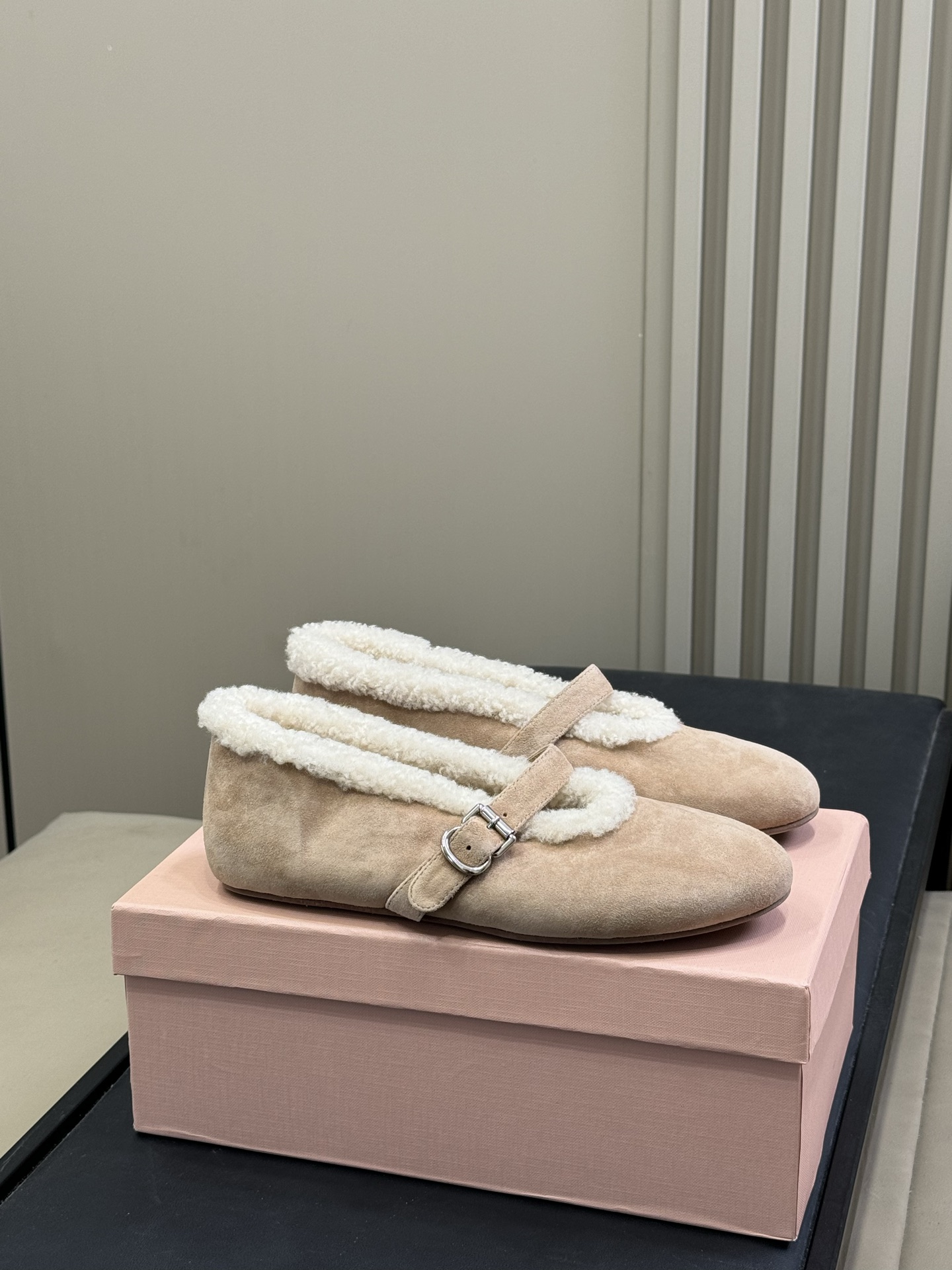 ALAiA｜敲响秋冬的第一双美鞋暖呼呼的别太可爱了吧反绒羊皮鞋面，皮毛一体内里，脚感太舒服啦换季新装备，