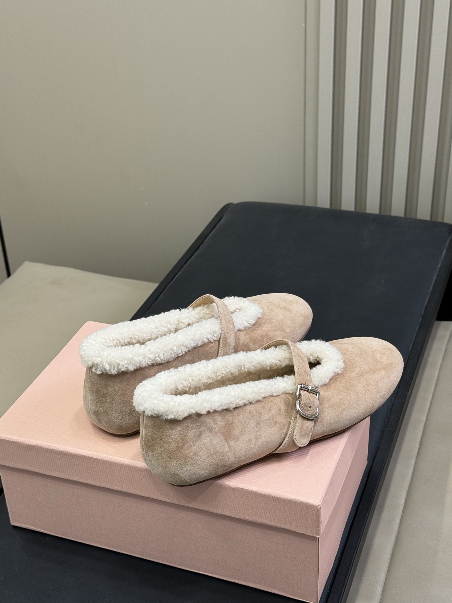 ALAiA｜敲响秋冬的第一双美鞋暖呼呼的别太可爱了吧反绒羊皮鞋面，皮毛一体内里，脚感太舒服啦换季新装备，