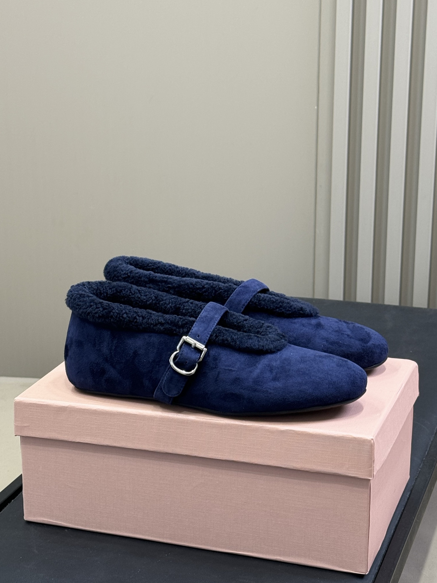 ALAiA｜敲响秋冬的第一双美鞋暖呼呼的别太可爱了吧反绒羊皮鞋面，皮毛一体内里，脚感太舒服啦换季新装备，