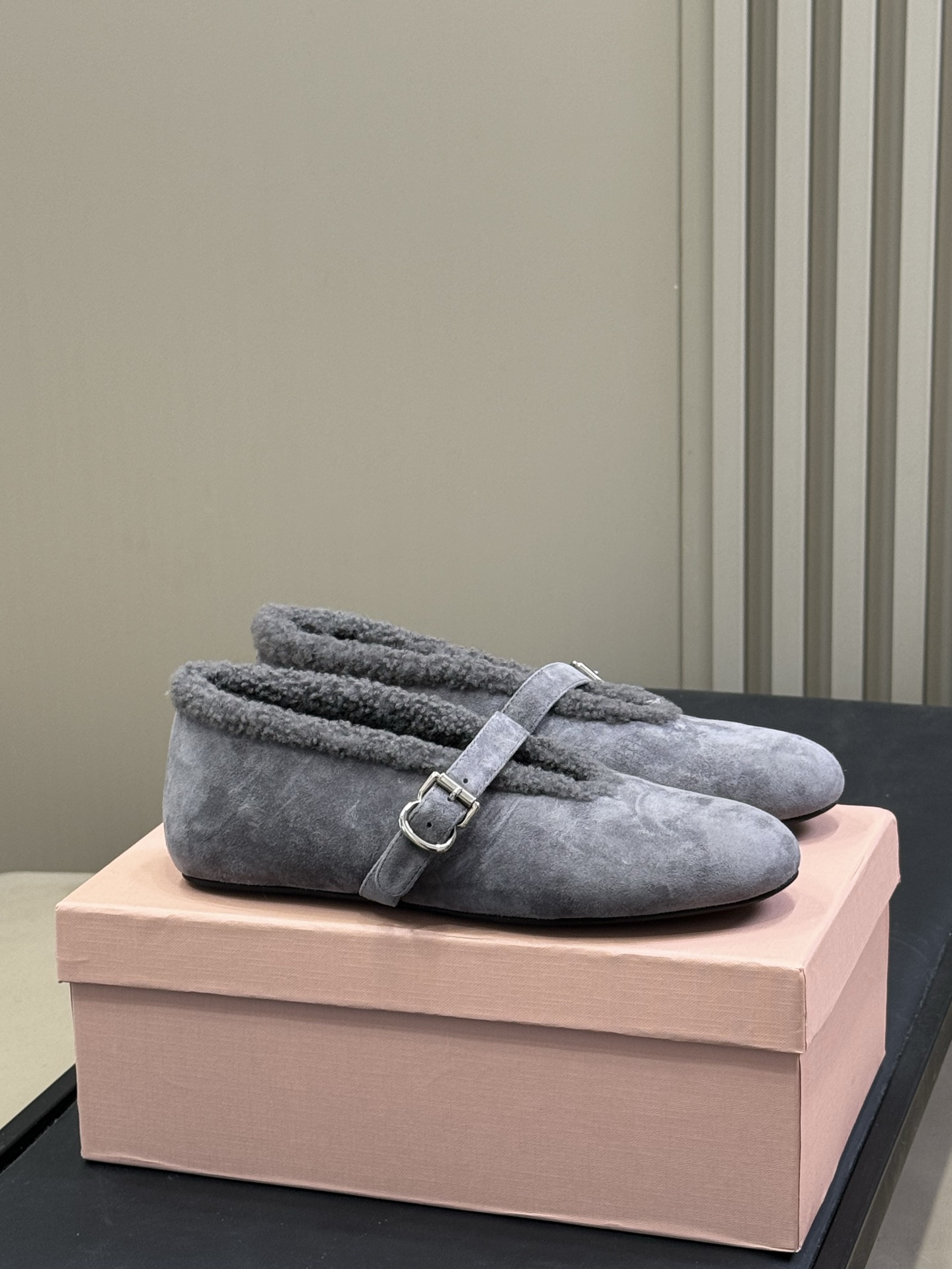 ALAiA｜敲响秋冬的第一双美鞋暖呼呼的别太可爱了吧反绒羊皮鞋面，皮毛一体内里，脚感太舒服啦换季新装备，