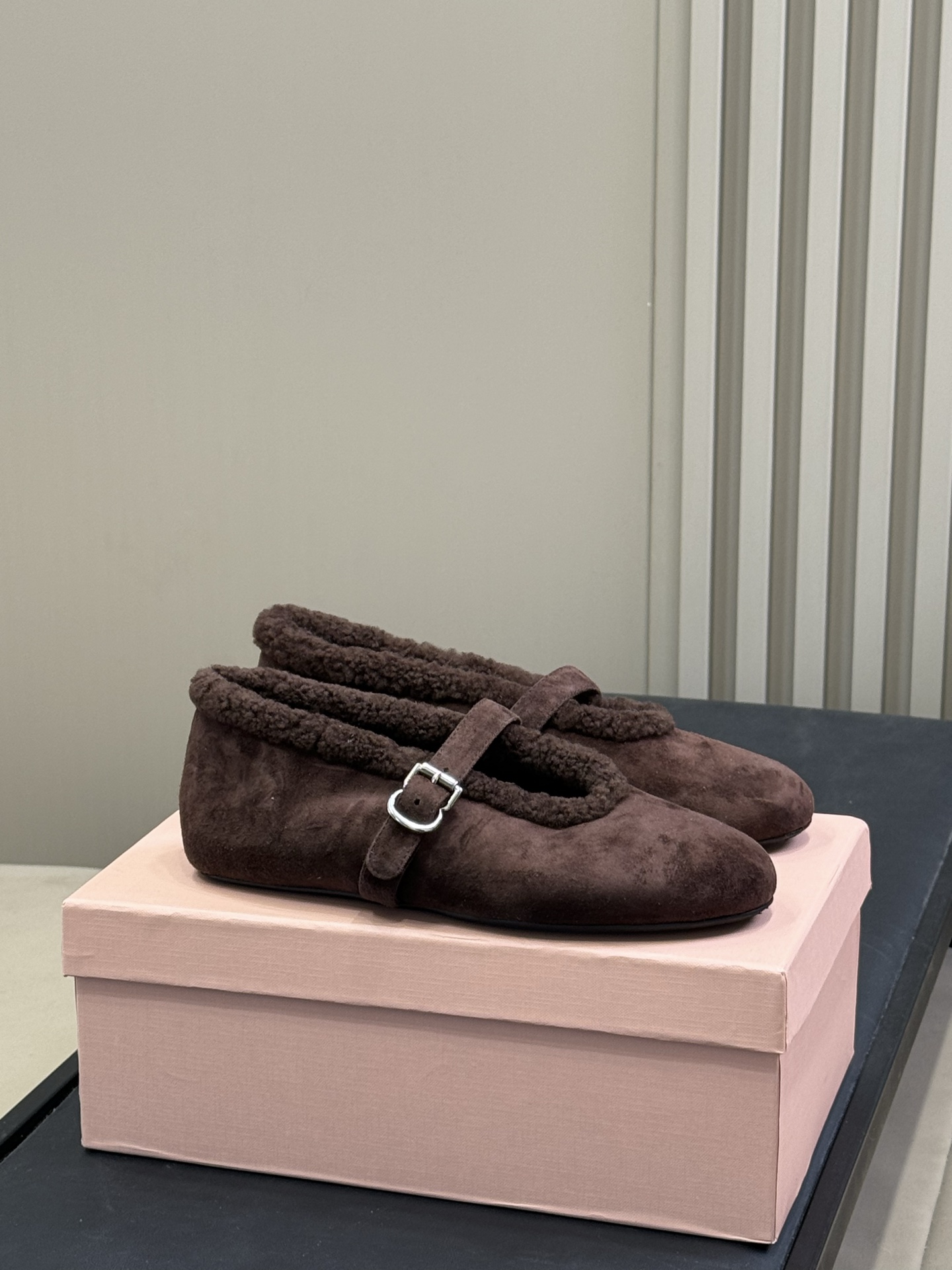 ALAiA｜敲响秋冬的第一双美鞋暖呼呼的别太可爱了吧反绒羊皮鞋面，皮毛一体内里，脚感太舒服啦换季新装备，