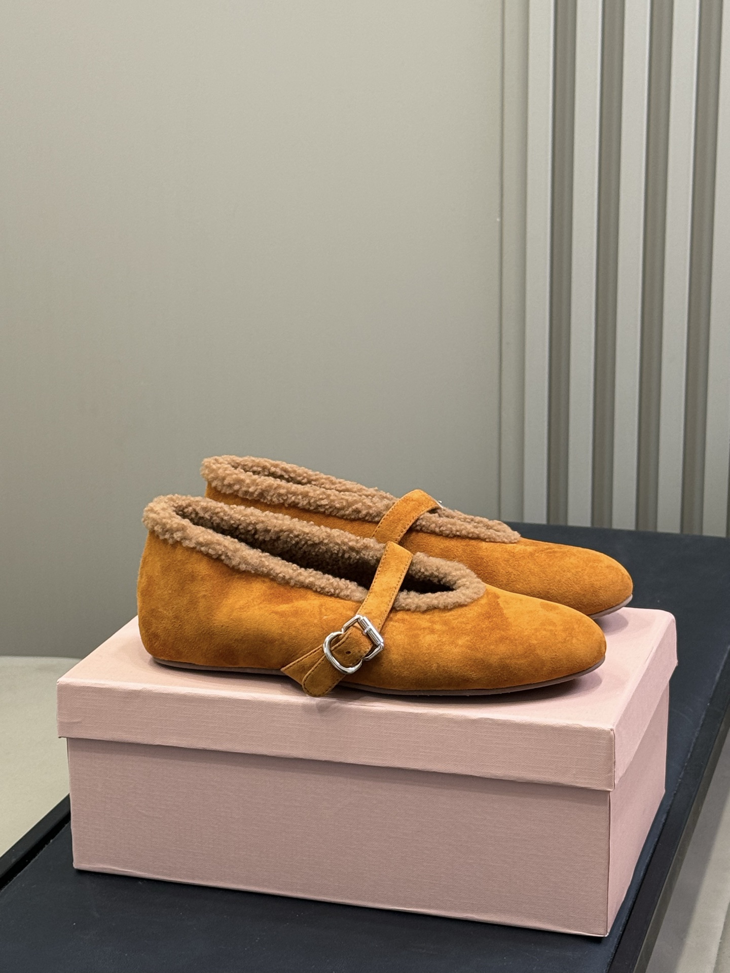 ALAiA｜敲响秋冬的第一双美鞋暖呼呼的别太可爱了吧反绒羊皮鞋面，皮毛一体内里，脚感太舒服啦换季新装备，