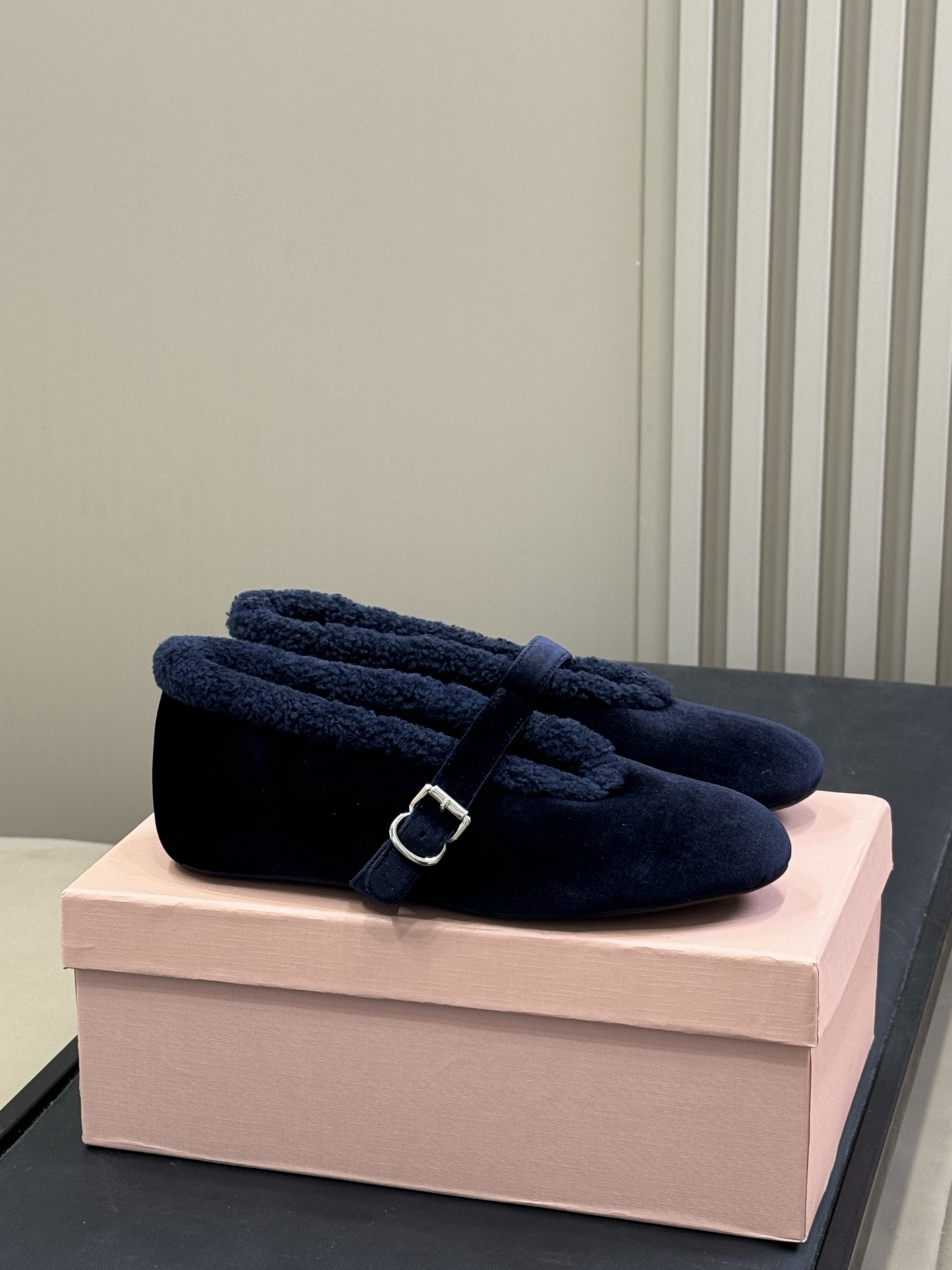 ALAiA｜敲响秋冬的第一双美鞋暖呼呼的别太可爱了吧反绒羊皮鞋面，皮毛一体内里，脚感太舒服啦换季新装备，