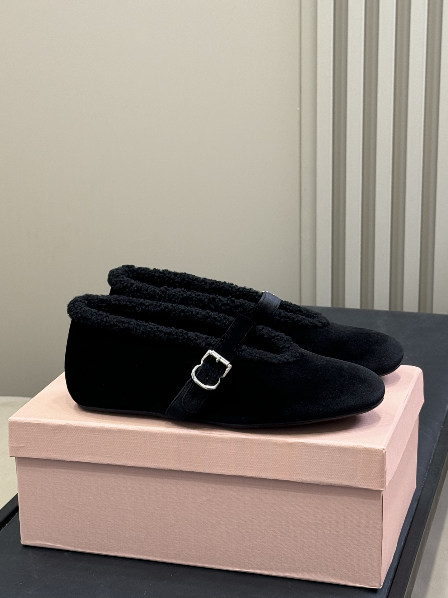 NO:561585,ALAiA｜The first pair of beautiful shoes to ring in autumn and winter. They are so warm, don’t be too cute. Suede sheepskin upper, fur integrated inside, feel so comfortable. New equipment for the season, new ballet shoes. I can’t wait to take them home #Alaia Alaya #ALAiA #alaia size 35-41, fur shoes, alaia, sheepskin19860909ALAiA｜敲响秋冬的第一双美鞋 暖呼呼的别太可爱了吧 反绒羊皮鞋面,皮毛一体内里,脚感太舒服啦 换季新装备,新款芭蕾舞鞋 啊迫不及待要把它接回家啦 #Alaia 阿莱亚 #ALAiA #alaia size 35-41,毛毛鞋,alaia,sheepskin,Women's Shoes