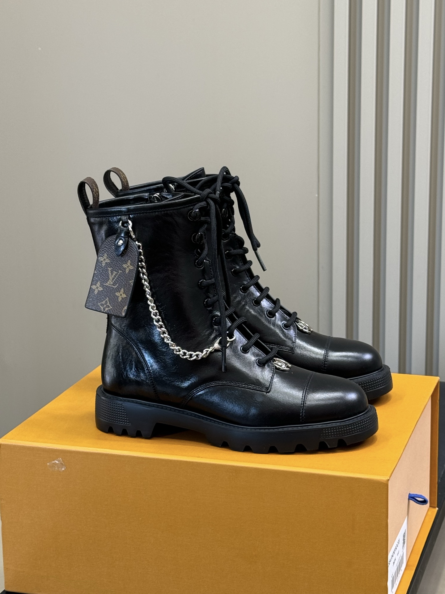 NO:628736,Top quality LV’s new boots are so handsome!  District ranger ankle boots ~ very handsome boots ~ made of oil wax leather, good texture, light soles, both comfortable and handsome, size 35-41, boots, louis vuitton, boots19860909顶级品质 LV新款靴子真的好帅啊！ District ranger 及踝靴～很帅的一款靴子～ 油蜡皮材质,质感很好,鞋底也轻 兼具舒适度与帅气,冲冲冲 size 35-41,靴子,louis vuitton,boots,Women's Shoes
