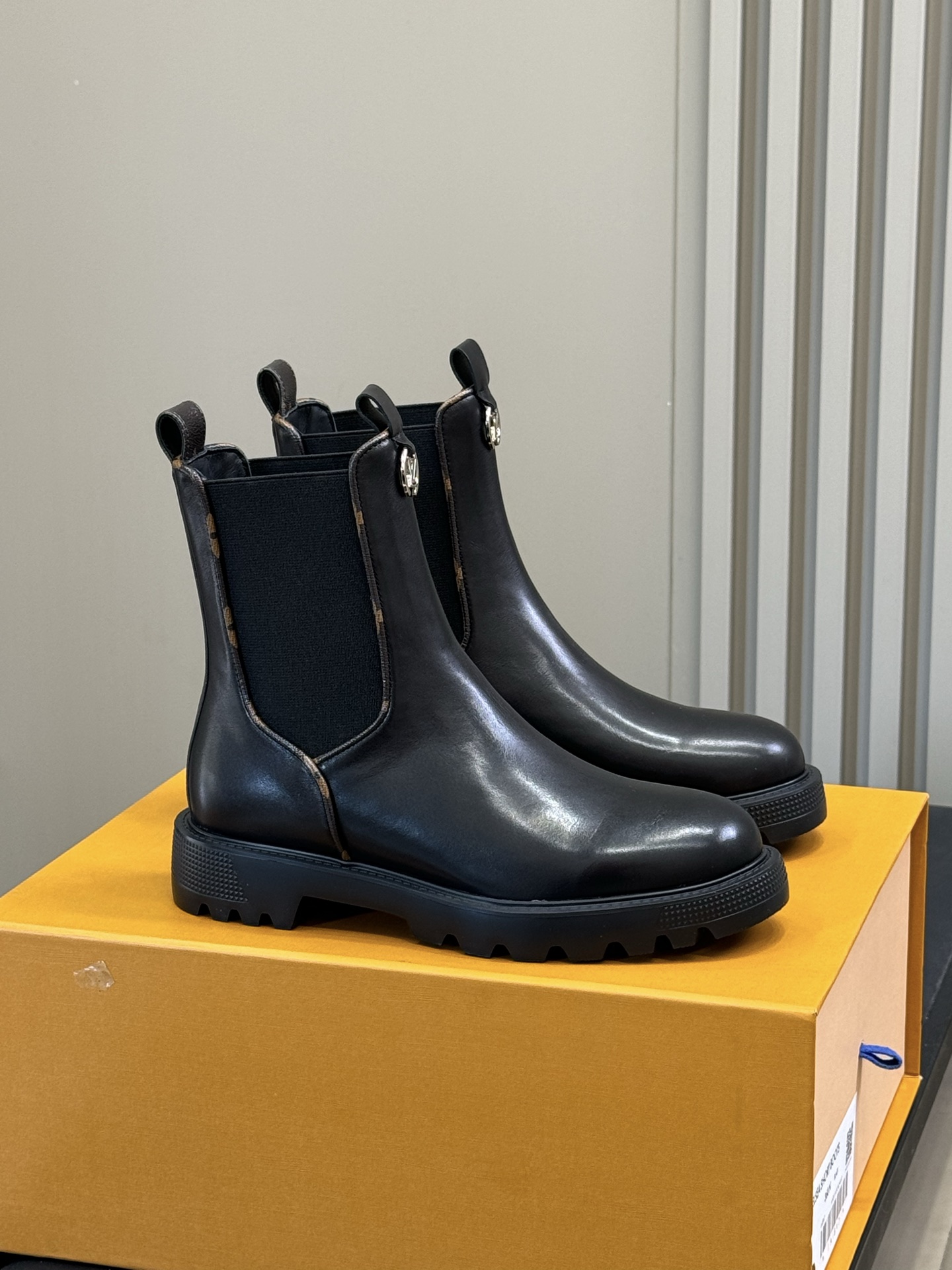 NO:628745,Top quality lv fw25 new arrival～ lv 25 new autumn and winter Chelsea short boots. Made of calfskin. The texture is simple and decorated with old flower embroidery. It is low-key but recognizable!  The soles are not heavy and feel good on the feet. size 35-41, boots, louis vuitton, boots, cowhide19860909顶级品质 lv fw25 new arrival～ lv 25秋冬切尔西短靴新品 小牛皮材质,质感赞赞简单的老花衍边装饰,低调但不乏辨识度！鞋底也不重,脚感很好 size 35-41,靴子,louis vuitton,boots,cowhide,Women's Shoes