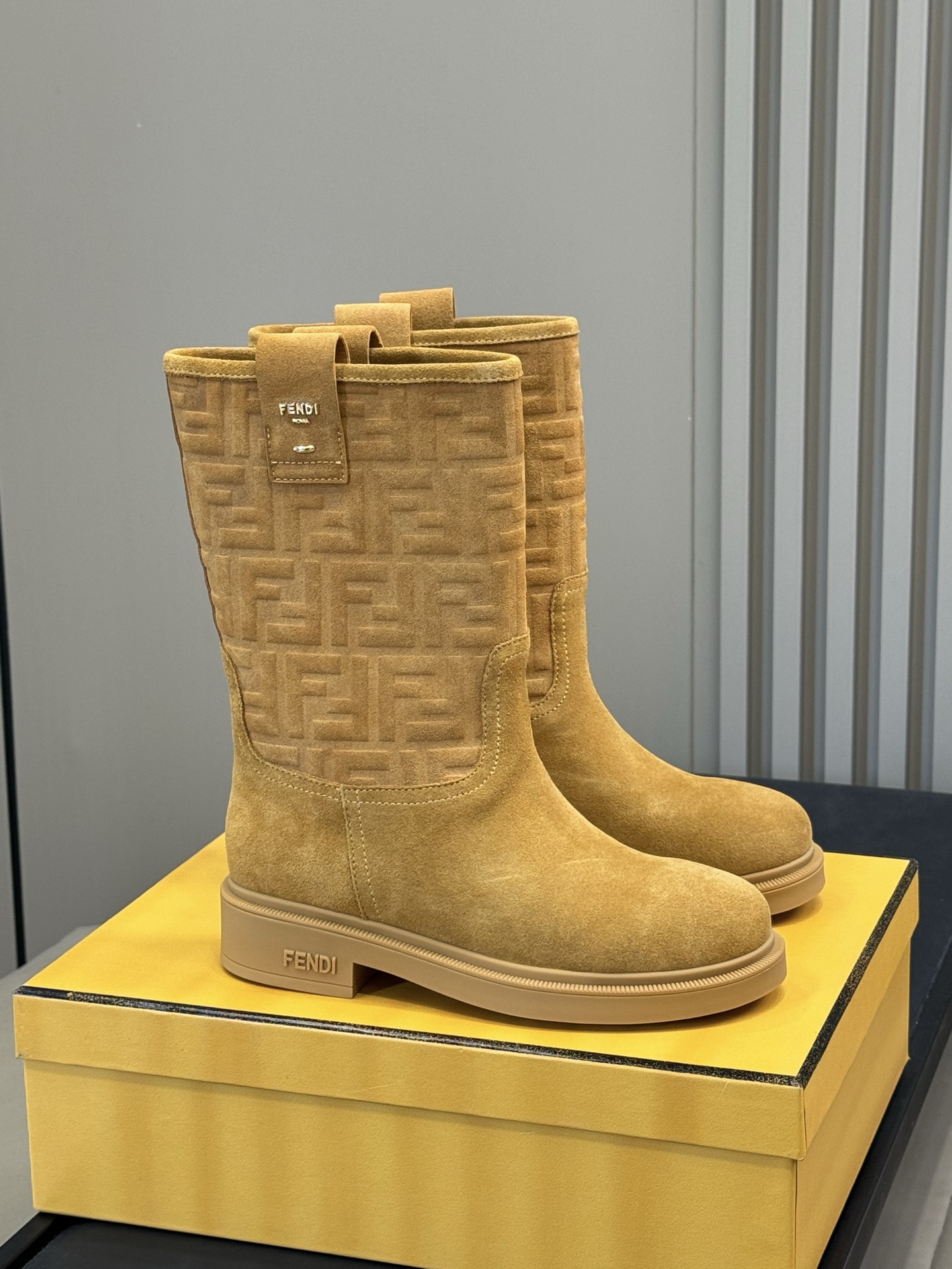 NO:563123,Top quality FENDI ss25 new autumn and winter below-the-knee short boots. They are gentle to the core and have a milk tea light brown tone. They come with retro filters on the upper feet and are just right elegant. It is no exaggeration to say that they are 'fashionable combat boots' - when paired with a coat, they will show aura, and when paired with a skirt, they will add gentleness. With them in your autumn and winter wardrobe, your anxiety about dressing will disappear. It boasts a suede texture!  It's made of delicate cowhide, feels soft, and is comfortable on the feet without rubbing on the feet. I'm going to eat this Amway product first, and I have a feeling it will become the best-selling product in autumn and winter!  size 35-41,boots,fendi,fendi,boots,skirts,cowhide,chamois leather19860909顶级品质 FENDI 芬迪ss25秋冬新款膝下短靴 温柔到骨子里的奶茶浅棕调,上脚自带复古滤镜,优雅得恰到好处.说它是“时髦战靴”一点不夸张—配大衣显气场,搭裙子添温柔,秋冬衣柜有它在,穿搭焦虑直接退散 夸夸麂皮质感！是那种细腻的牛皮材质,摸起来软乎乎的,上脚也舒服不磨脚.这波安利我先吃为敬,预感会成为秋冬断货王！ size 35-41,靴子,fendi,fendi,boots,skirts,cowhide,chamois leather,Women's Shoes