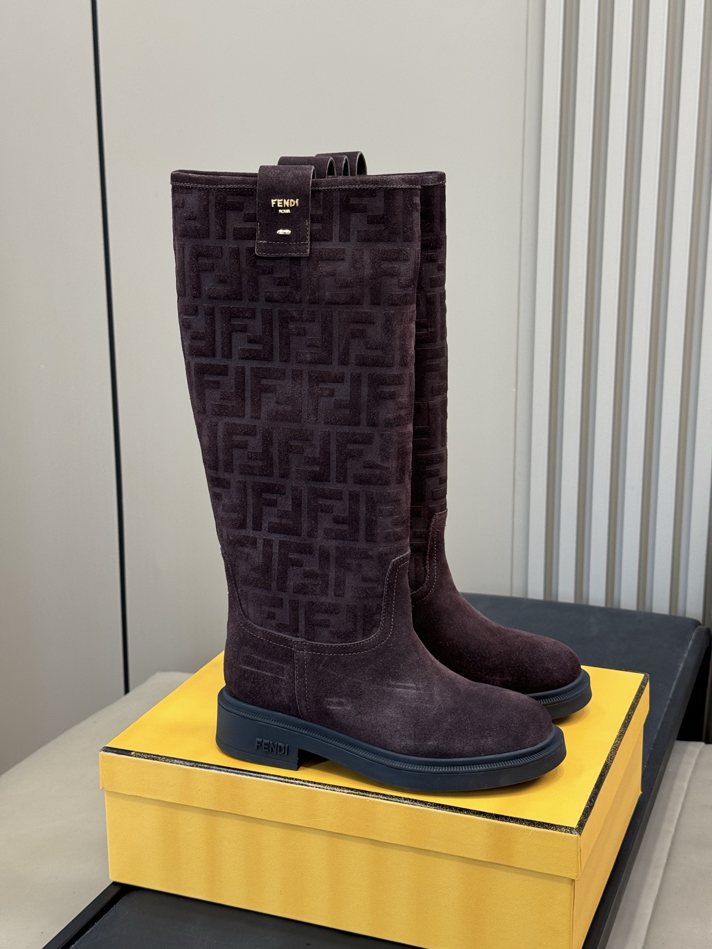 NO:563109,Top quality FENDI ss25 new autumn and winter below-the-knee boots. Gentle to the core, milk tea light brown tone, with retro filter on the upper feet, just the right amount of elegance. It is no exaggeration to say that they are 'fashionable combat boots' - when paired with a coat, they show aura, and when paired with a skirt, they add gentleness. With them in your autumn and winter wardrobe, your anxiety about dressing will disappear. It boasts a suede texture!  It's made of delicate cowhide, feels soft, and is comfortable on the feet without rubbing on the feet. I'm going to eat this Amway product first, and I have a feeling it will become the best-selling product in autumn and winter!  size 35-41,boots,fendi,fendi,boots,skirts,cowhide,chamois leather19860909顶级品质 FENDI 芬迪ss25秋冬新款膝下长靴 温柔到骨子里的奶茶浅棕调,上脚自带复古滤镜,优雅得恰到好处.说它是“时髦战靴”一点不夸张—配大衣显气场,搭裙子添温柔,秋冬衣柜有它在,穿搭焦虑直接退散 夸夸麂皮质感！是那种细腻的牛皮材质,摸起来软乎乎的,上脚也舒服不磨脚.这波安利我先吃为敬,预感会成为秋冬断货王！ size 35-41,靴子,fendi,fendi,boots,skirts,cowhide,chamois leather,Women's Shoes