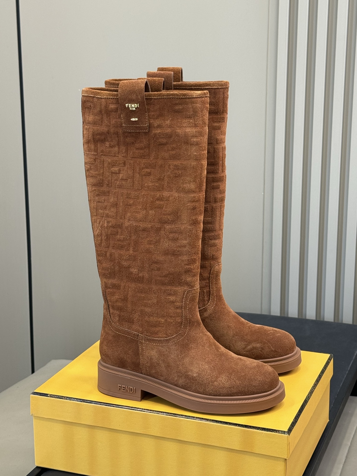 NO:563114,Top quality FENDI ss25 new autumn and winter below-the-knee boots. Gentle to the core, milk tea light brown tone, with retro filter on the upper feet, just the right amount of elegance. It is no exaggeration to say that they are 'fashionable combat boots' - when paired with a coat, they show aura, and when paired with a skirt, they add gentleness. With them in your autumn and winter wardrobe, your anxiety about dressing will disappear. It boasts a suede texture!  It's made of delicate cowhide, feels soft, and is comfortable on the feet without rubbing on the feet. I'm going to eat this Amway product first, and I have a feeling it will become the best-selling product in autumn and winter!  size 35-41,boots,fendi,fendi,boots,skirts,cowhide,chamois leather19860909顶级品质 FENDI 芬迪ss25秋冬新款膝下长靴 温柔到骨子里的奶茶浅棕调,上脚自带复古滤镜,优雅得恰到好处.说它是“时髦战靴”一点不夸张—配大衣显气场,搭裙子添温柔,秋冬衣柜有它在,穿搭焦虑直接退散 夸夸麂皮质感！是那种细腻的牛皮材质,摸起来软乎乎的,上脚也舒服不磨脚.这波安利我先吃为敬,预感会成为秋冬断货王！ size 35-41,靴子,fendi,fendi,boots,skirts,cowhide,chamois leather,Women's Shoes