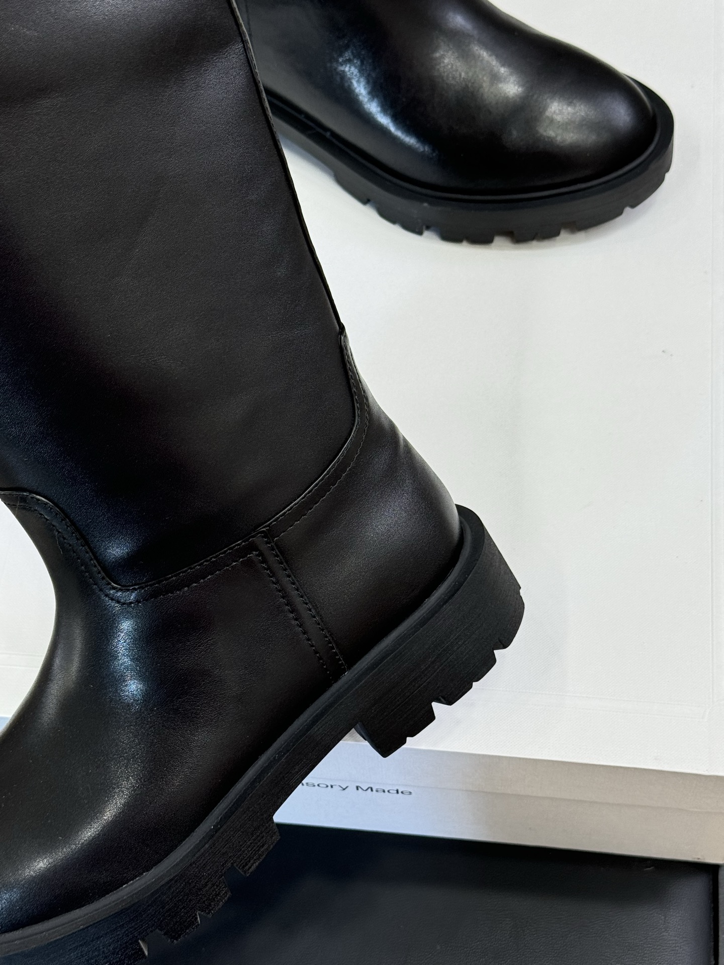 celine 秋冬凯旋门长靴新品膝下的高度，轻松驾驭的！ 小粗跟很稳妥，舒适度不用担心呀！凯旋门logo