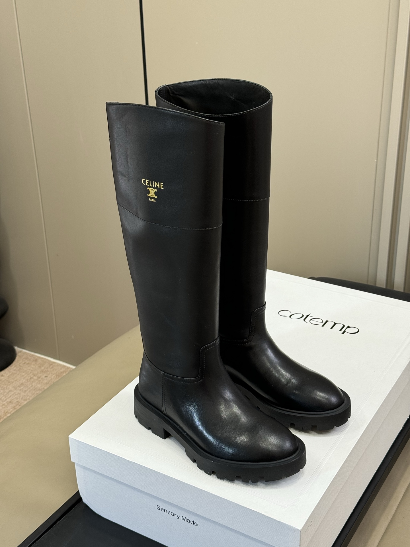 celine 秋冬凯旋门长靴新品膝下的高度，轻松驾驭的！ 小粗跟很稳妥，舒适度不用担心呀！凯旋门logo