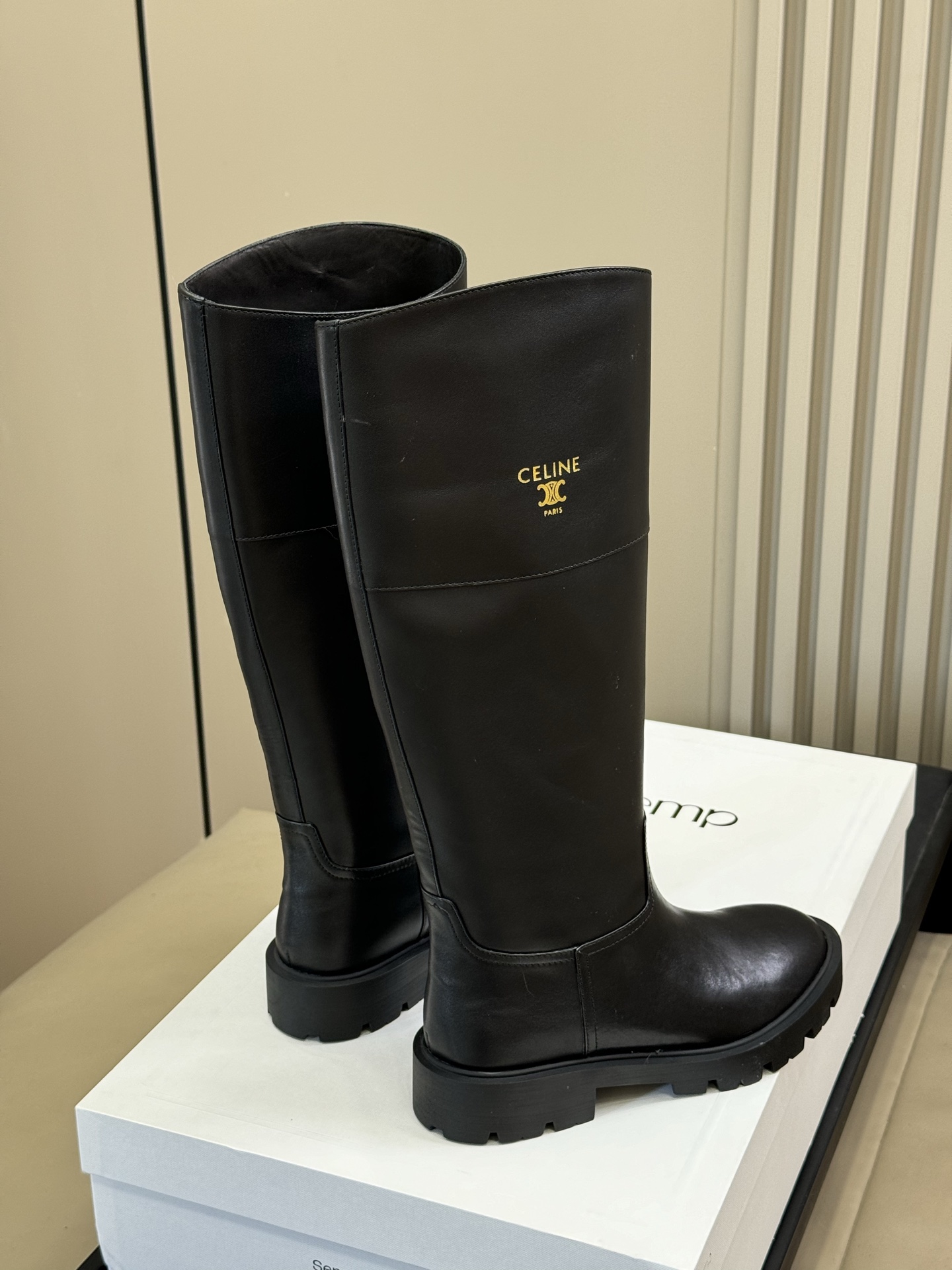 celine 秋冬凯旋门长靴新品膝下的高度，轻松驾驭的！ 小粗跟很稳妥，舒适度不用担心呀！凯旋门logo