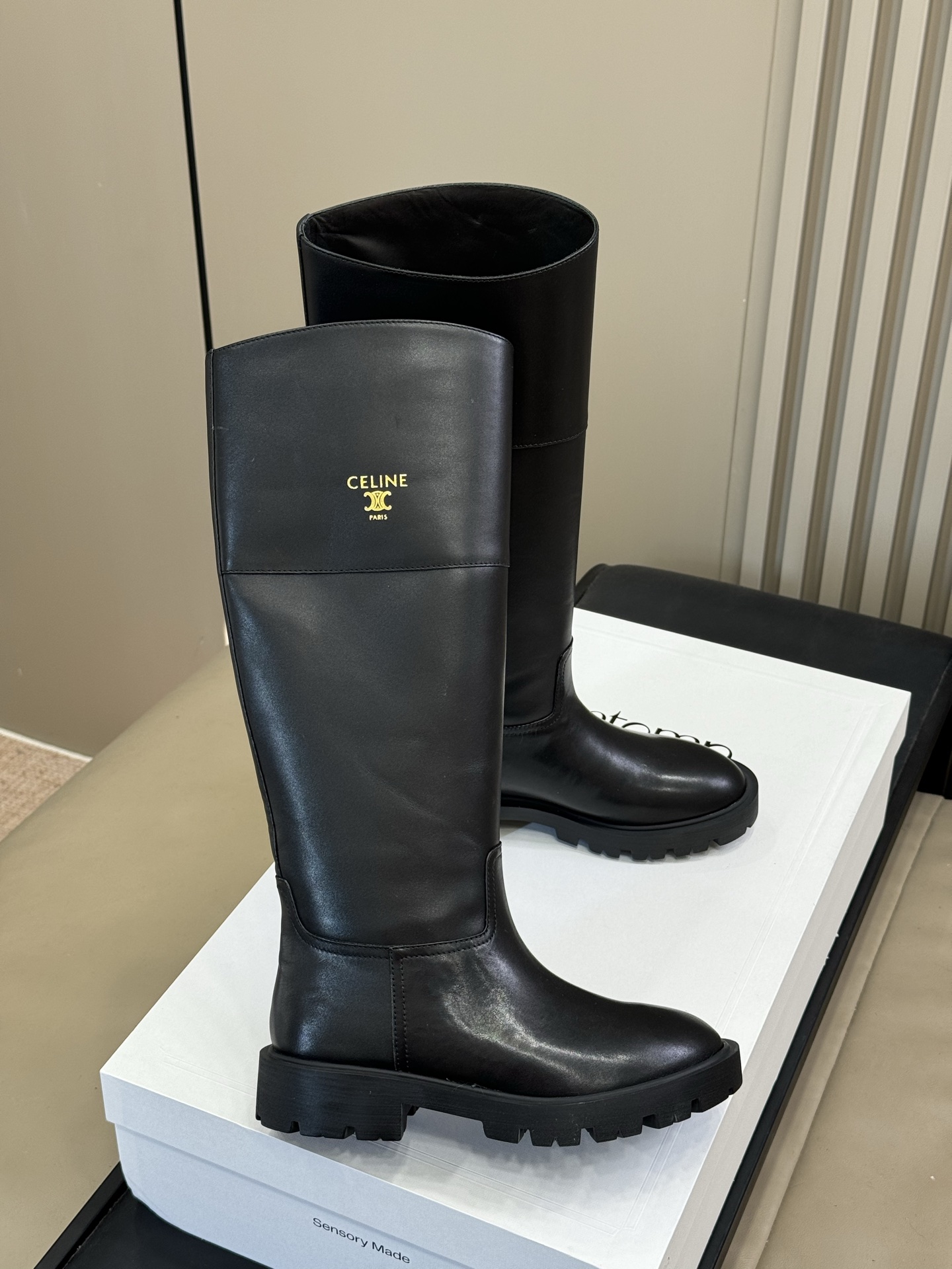 celine 秋冬凯旋门长靴新品膝下的高度，轻松驾驭的！ 小粗跟很稳妥，舒适度不用担心呀！凯旋门logo