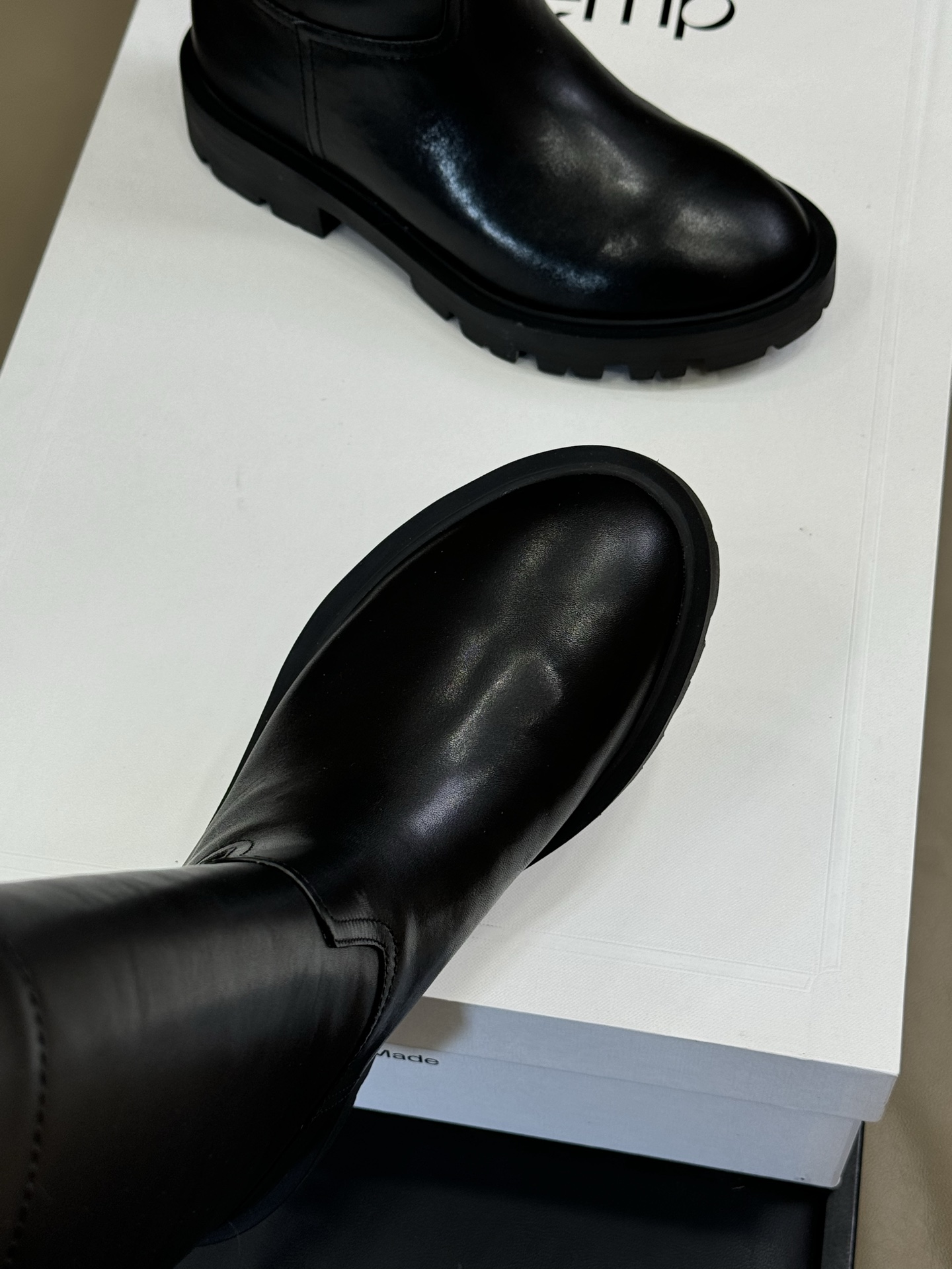 celine 秋冬凯旋门长靴新品膝下的高度，轻松驾驭的！ 小粗跟很稳妥，舒适度不用担心呀！凯旋门logo