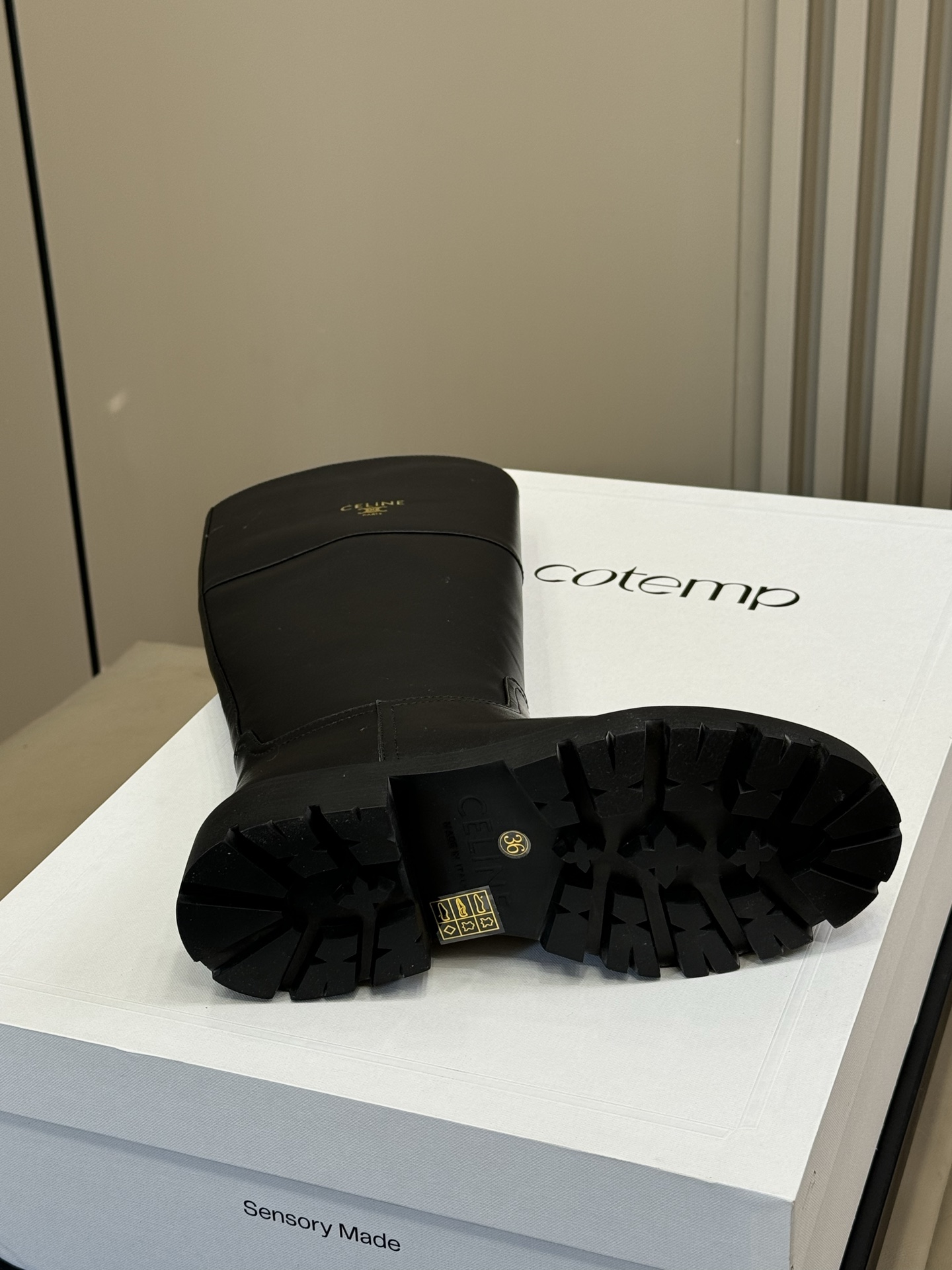 celine 秋冬凯旋门长靴新品膝下的高度，轻松驾驭的！ 小粗跟很稳妥，舒适度不用担心呀！凯旋门logo