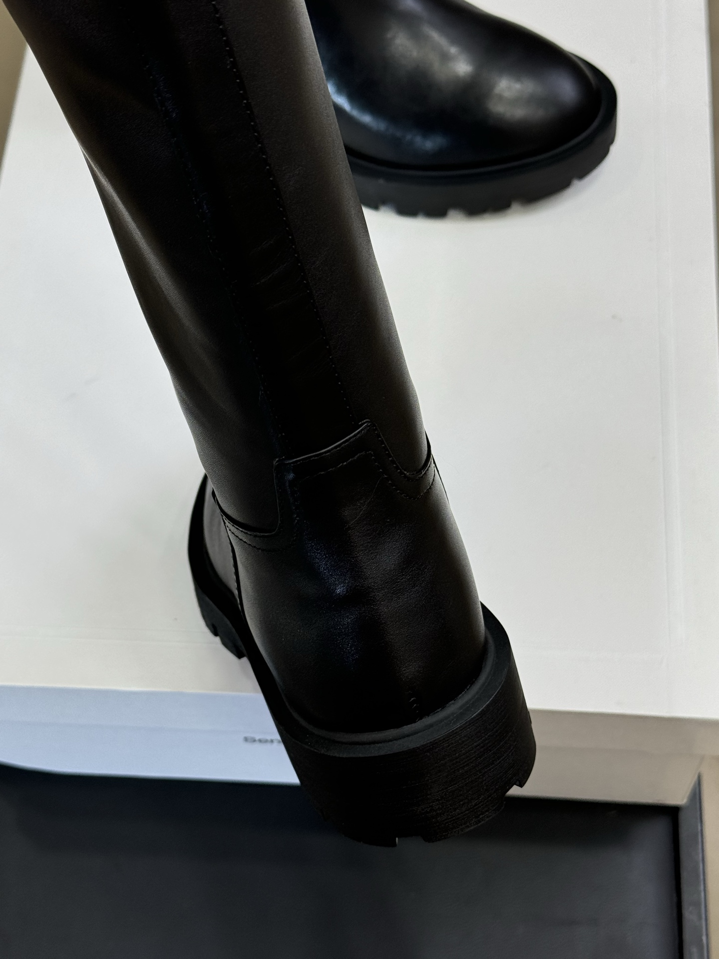 celine 秋冬凯旋门长靴新品膝下的高度，轻松驾驭的！ 小粗跟很稳妥，舒适度不用担心呀！凯旋门logo