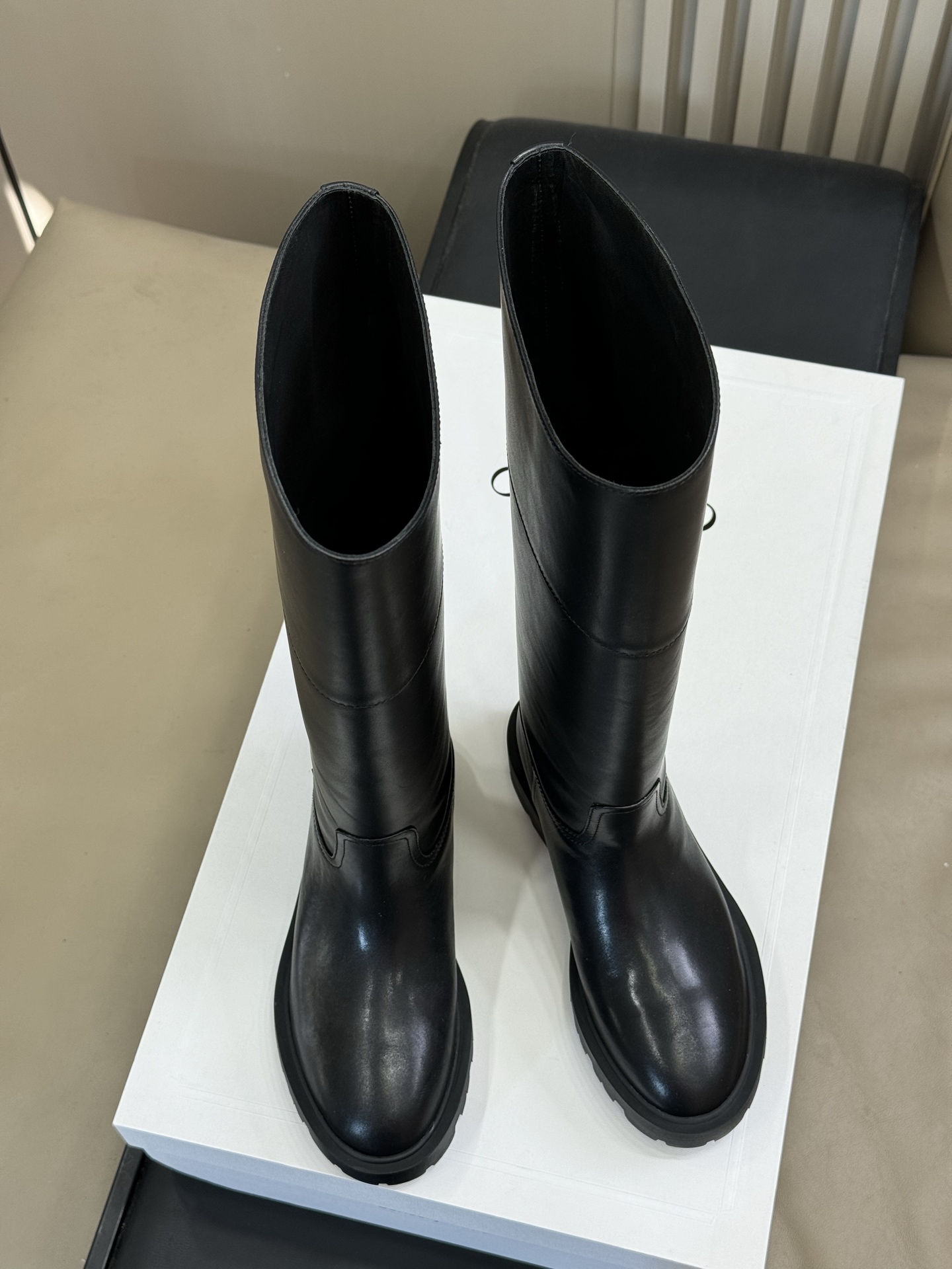 celine 秋冬凯旋门长靴新品膝下的高度，轻松驾驭的！ 小粗跟很稳妥，舒适度不用担心呀！凯旋门logo