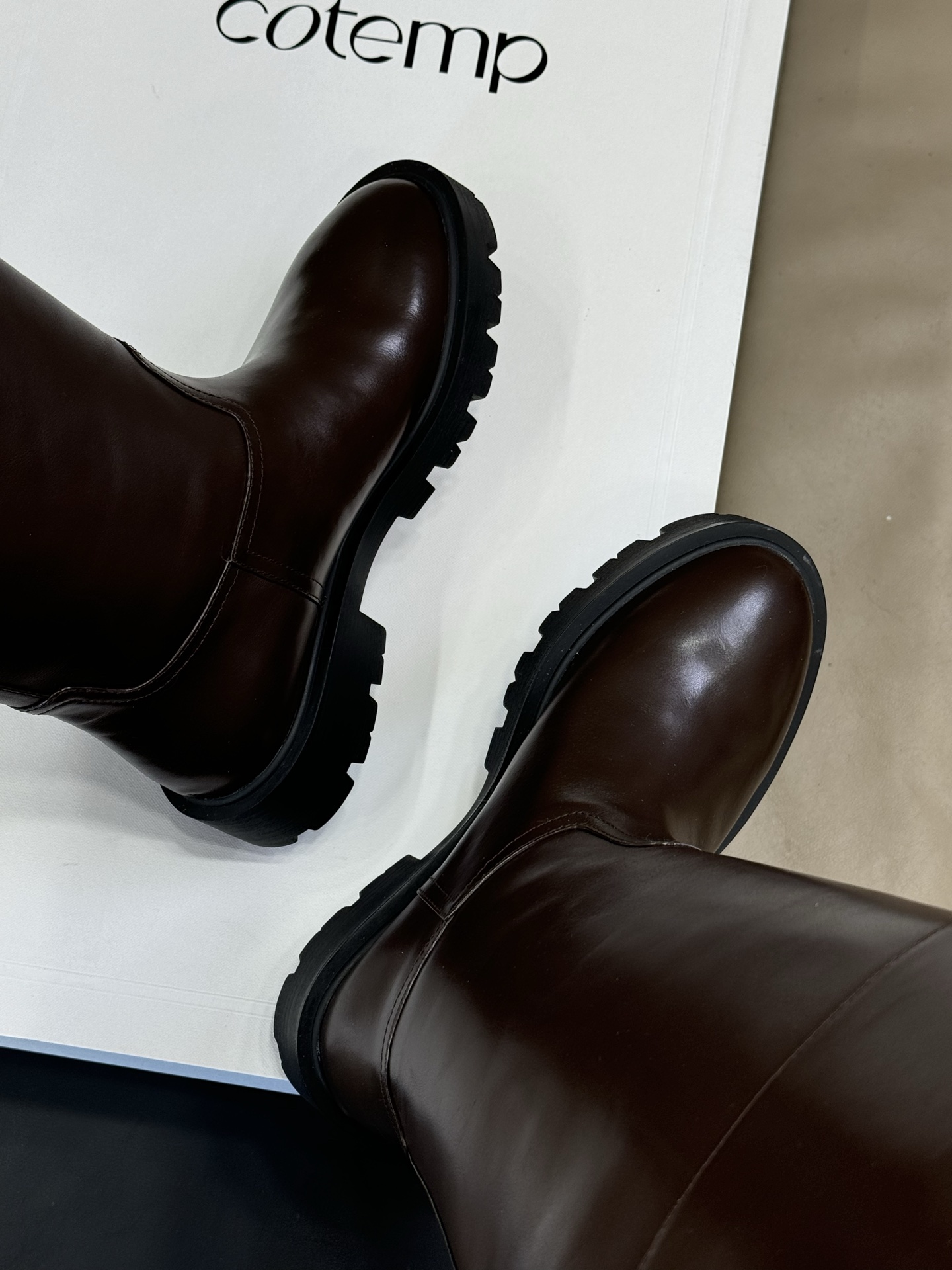 celine 秋冬凯旋门长靴新品膝下的高度，轻松驾驭的！ 小粗跟很稳妥，舒适度不用担心呀！凯旋门logo