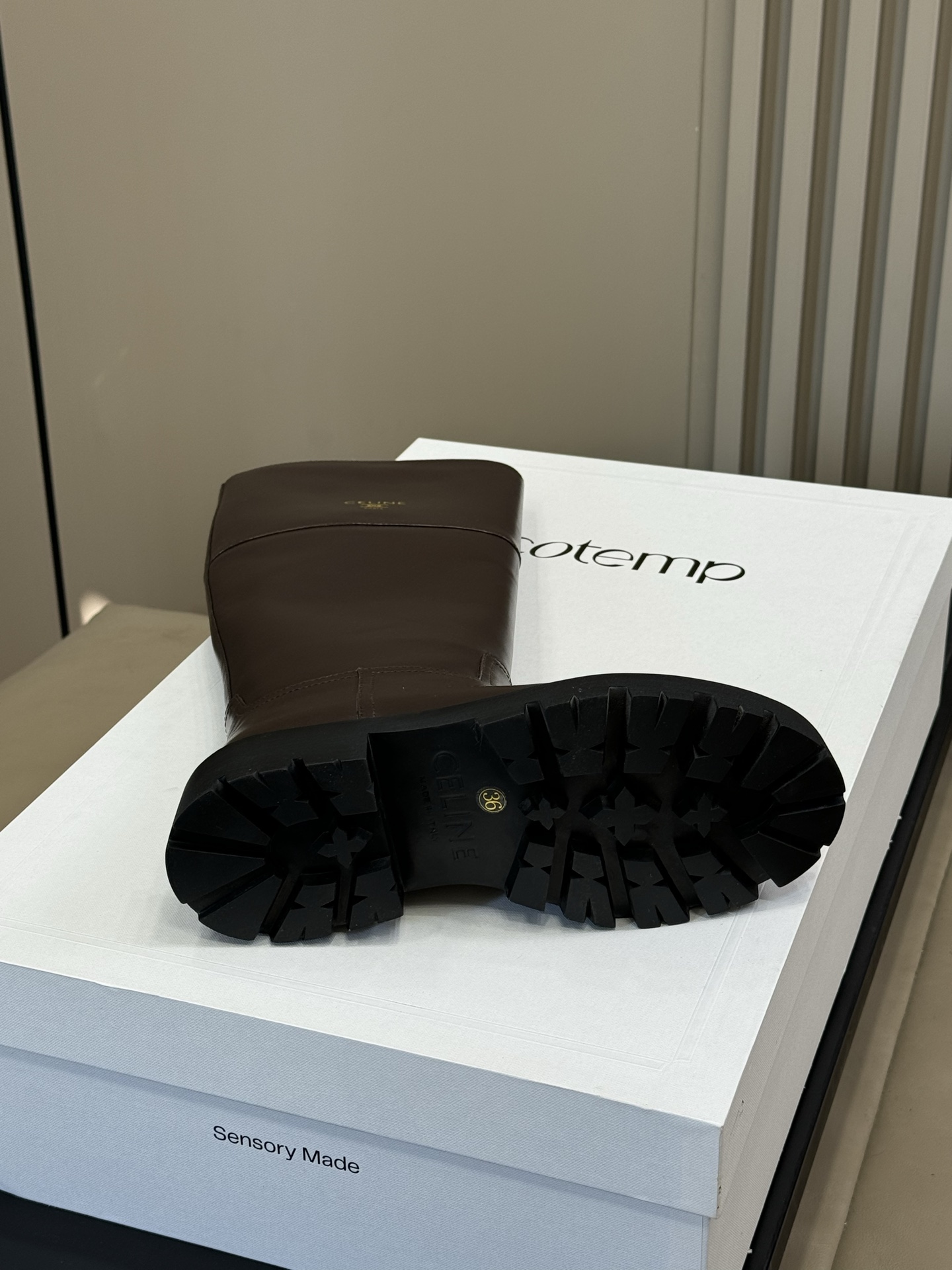 celine 秋冬凯旋门长靴新品膝下的高度，轻松驾驭的！ 小粗跟很稳妥，舒适度不用担心呀！凯旋门logo