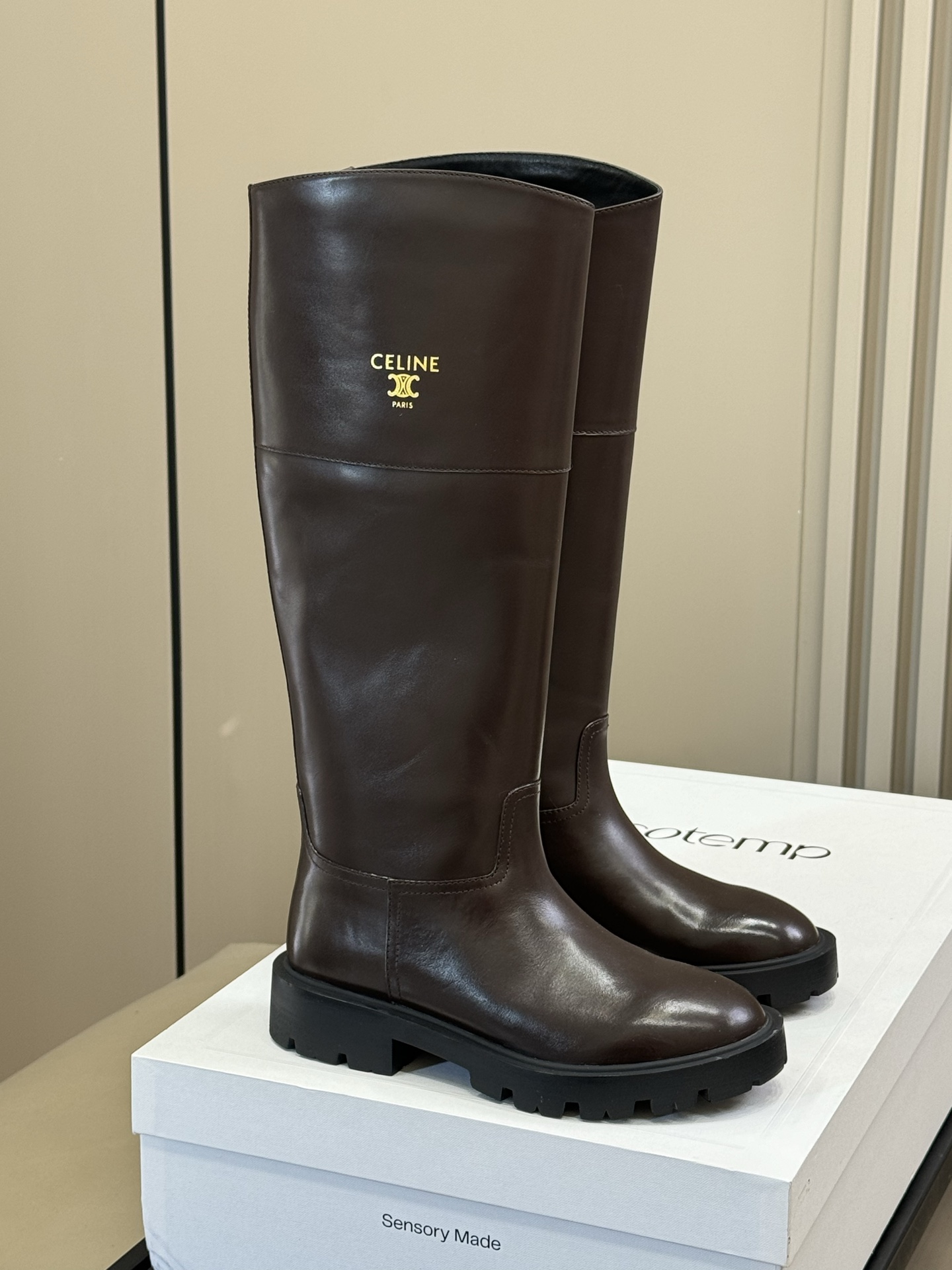 celine 秋冬凯旋门长靴新品膝下的高度，轻松驾驭的！ 小粗跟很稳妥，舒适度不用担心呀！凯旋门logo