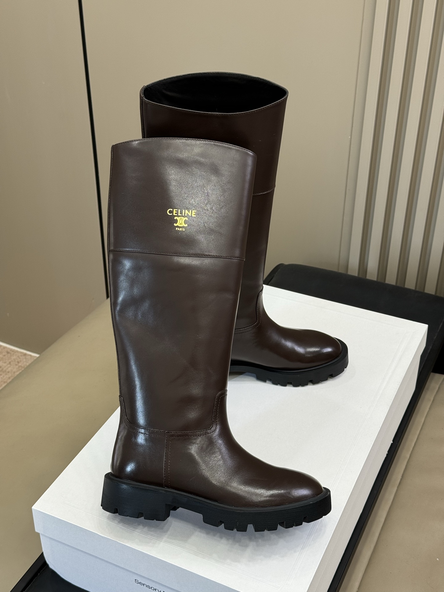 celine 秋冬凯旋门长靴新品膝下的高度，轻松驾驭的！ 小粗跟很稳妥，舒适度不用担心呀！凯旋门logo