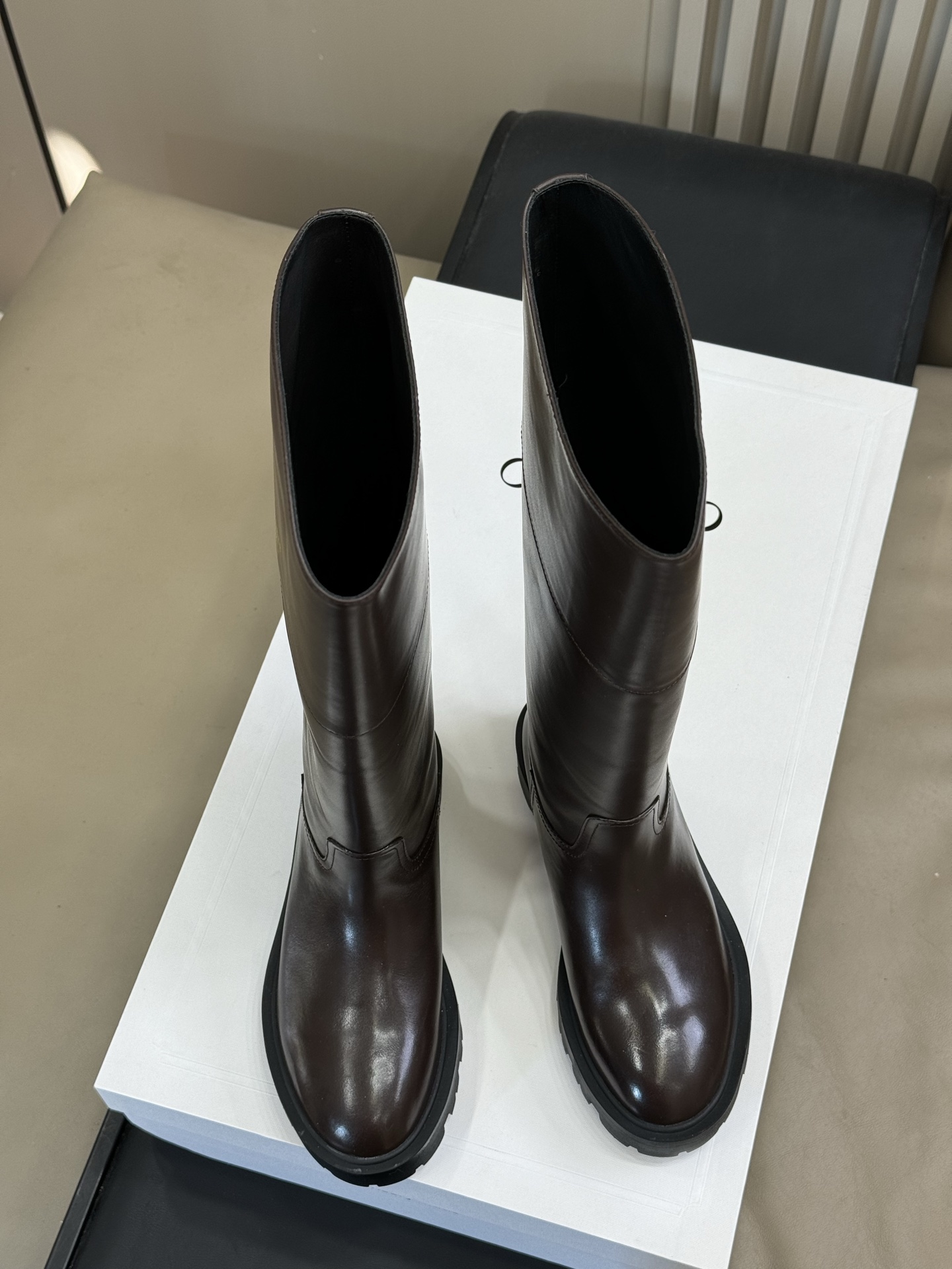 celine 秋冬凯旋门长靴新品膝下的高度，轻松驾驭的！ 小粗跟很稳妥，舒适度不用担心呀！凯旋门logo