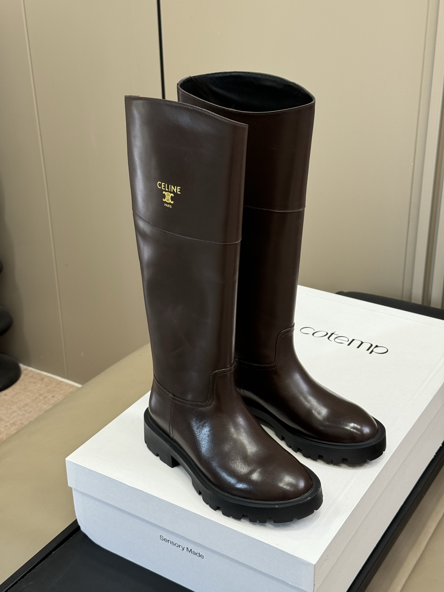 celine 秋冬凯旋门长靴新品膝下的高度，轻松驾驭的！ 小粗跟很稳妥，舒适度不用担心呀！凯旋门logo