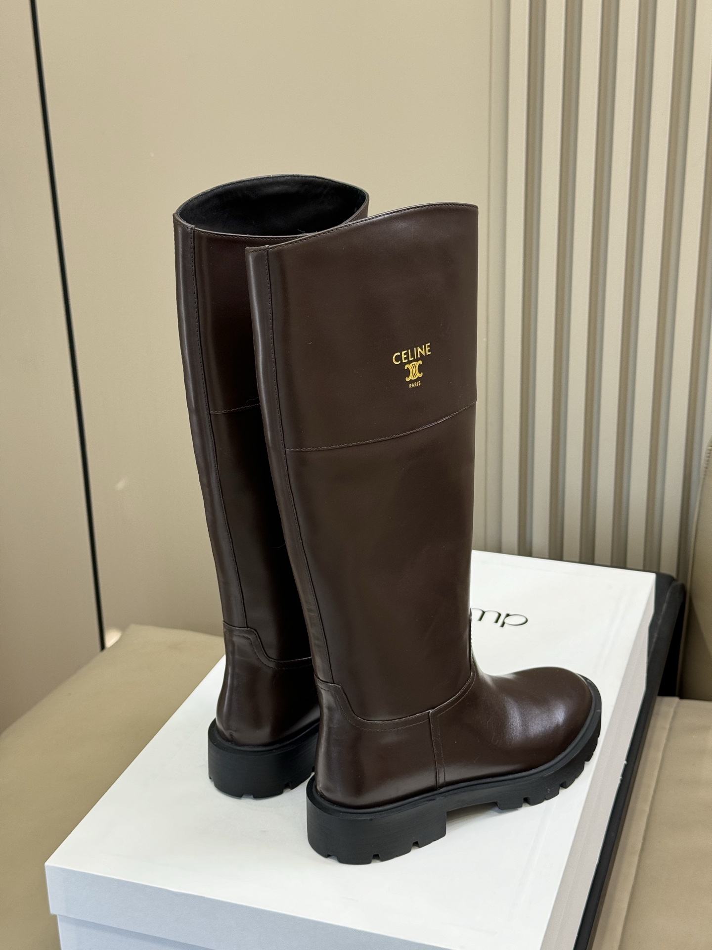 celine 秋冬凯旋门长靴新品膝下的高度，轻松驾驭的！ 小粗跟很稳妥，舒适度不用担心呀！凯旋门logo