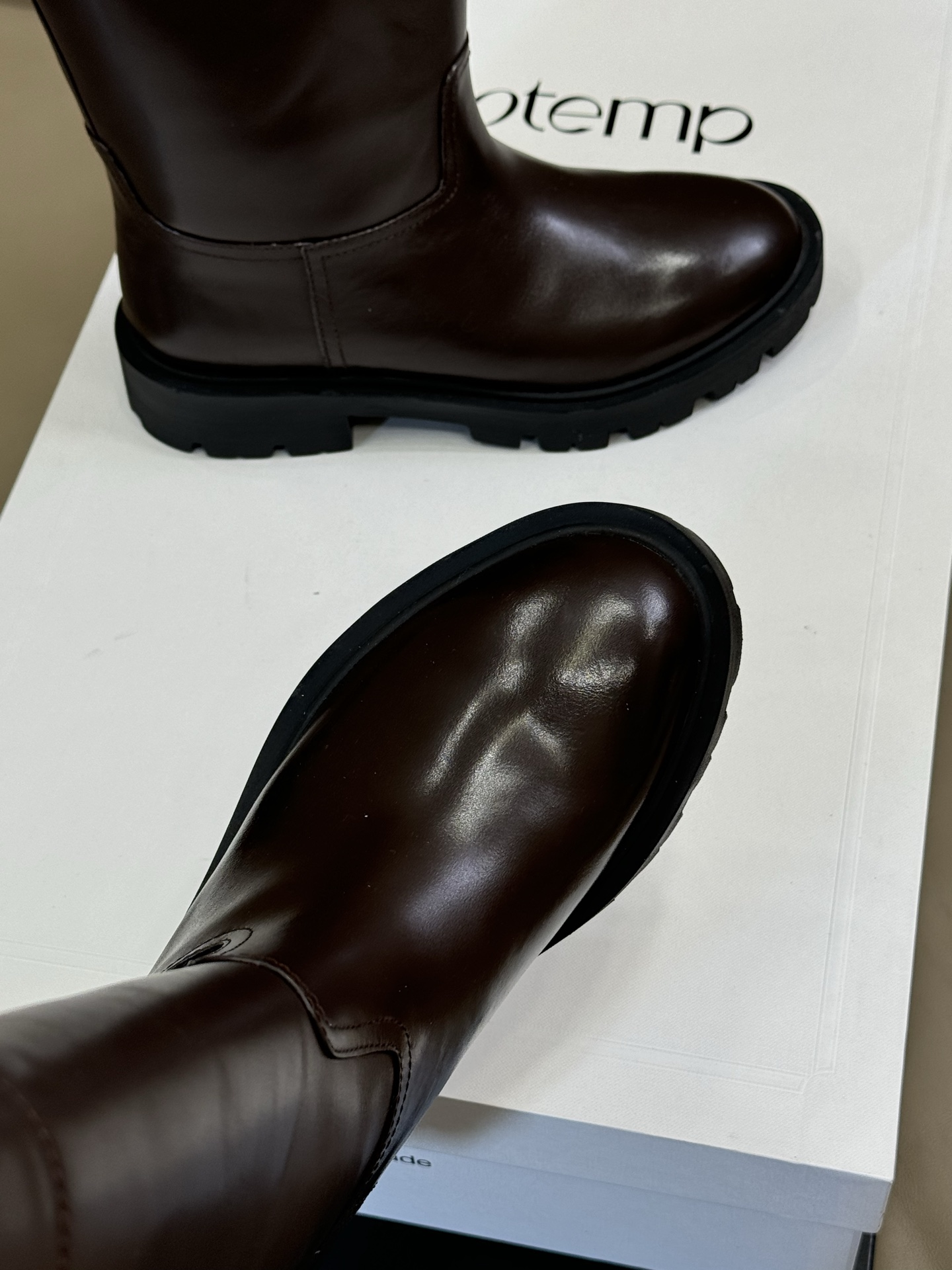 celine 秋冬凯旋门长靴新品膝下的高度，轻松驾驭的！ 小粗跟很稳妥，舒适度不用担心呀！凯旋门logo