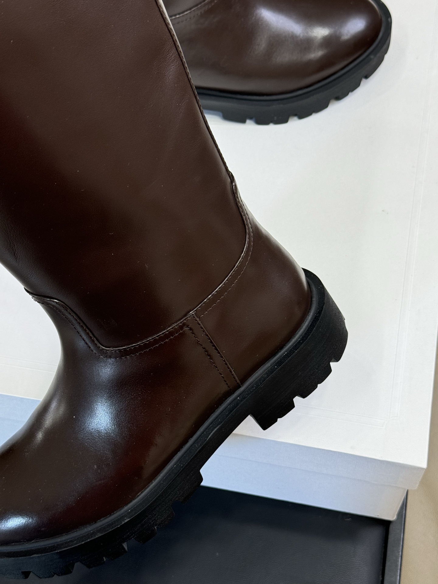 celine 秋冬凯旋门长靴新品膝下的高度，轻松驾驭的！ 小粗跟很稳妥，舒适度不用担心呀！凯旋门logo