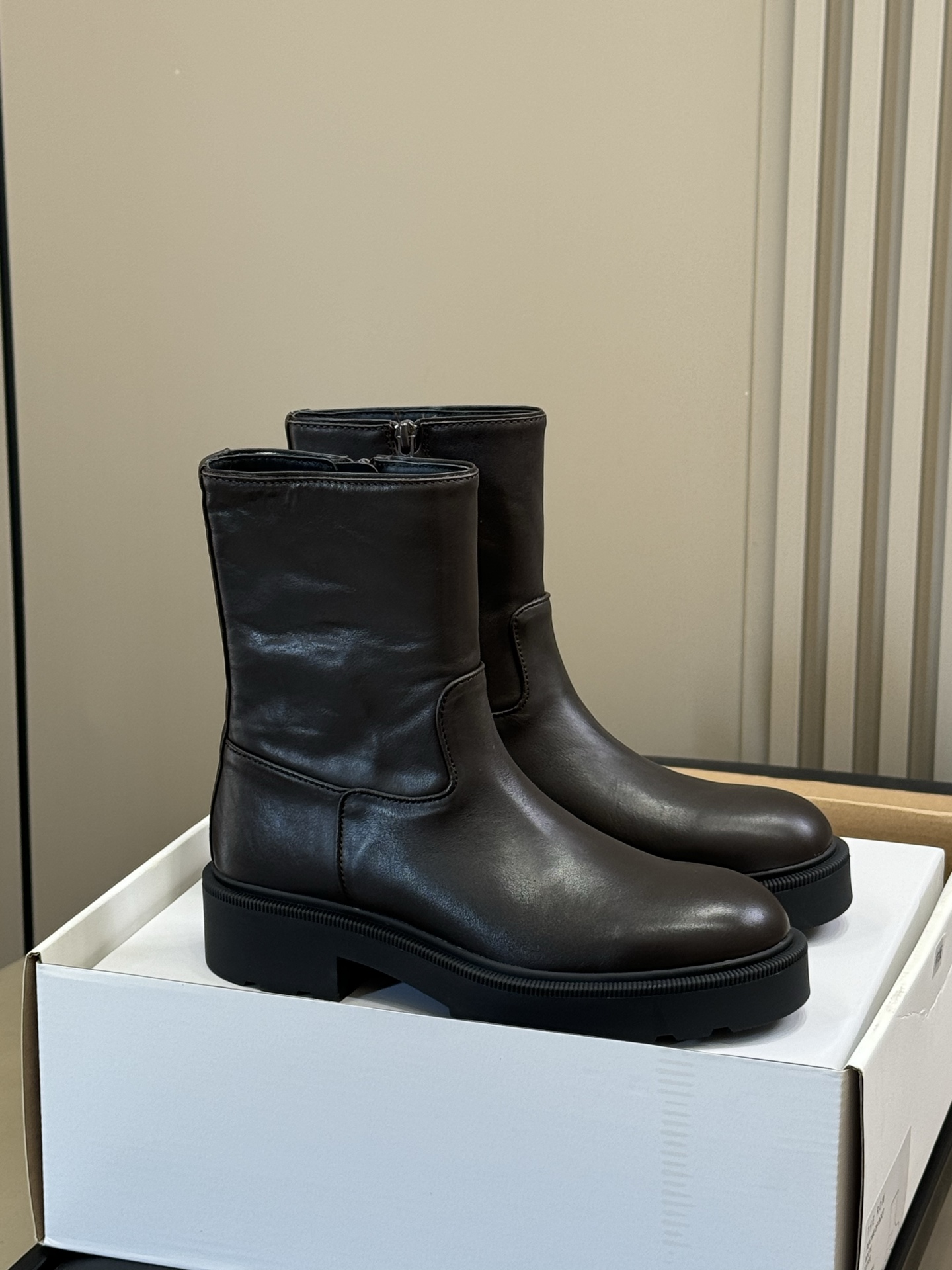 NO:563129,Top quality THE ROW fw25 new arrival~ tr 25 new autumn and winter Chelsea short boots. Made of A-grade calf leather. The texture is great. It seems simple, but it still has a unique coolness. The sole is imported cow leather from Italy. Top size 35-40, boots, boots, cowhide.19860909顶级品质 THE ROW fw25 new arrival～ tr 25秋冬切尔西短靴新品 A级小牛皮材质,质感超赞的 看似简约,但还是有独特的酷劲儿 鞋底意大利进口牛皮革 顶级size 35-40,靴子,boots,cowhide,Women's Shoes