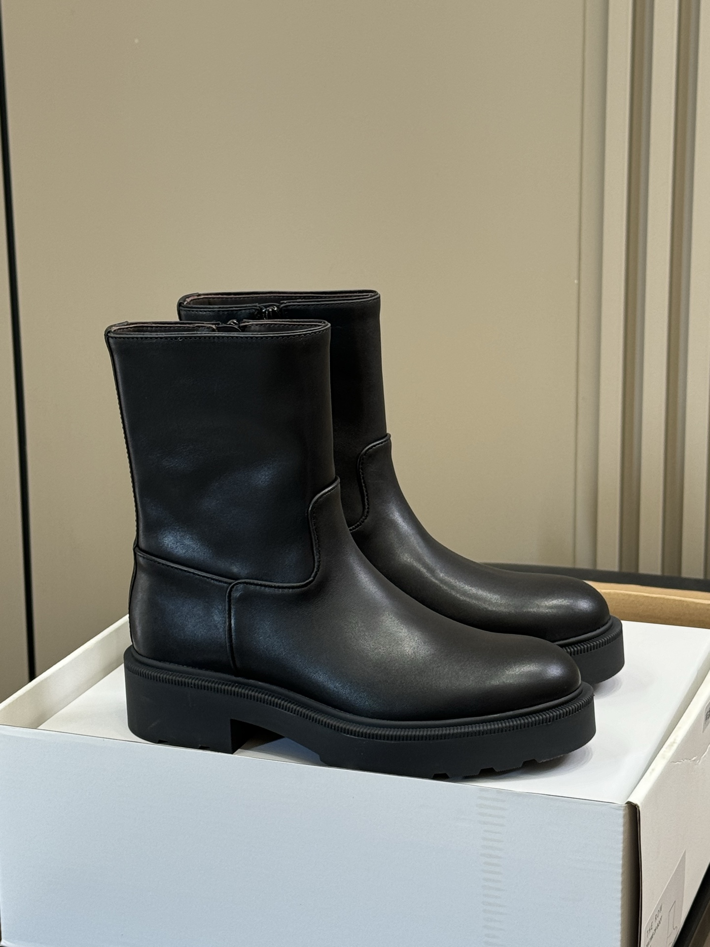 NO:563135,Top quality THE ROW fw25 new arrival~ tr 25 new autumn and winter Chelsea short boots. Made of A-grade calf leather. The texture is great. It seems simple, but it still has a unique coolness. The sole is imported cow leather from Italy. Top size 35-40, boots, boots, cowhide.19860909顶级品质 THE ROW fw25 new arrival～ tr 25秋冬切尔西短靴新品 A级小牛皮材质,质感超赞的 看似简约,但还是有独特的酷劲儿 鞋底意大利进口牛皮革 顶级size 35-40,靴子,boots,cowhide,Women's Shoes