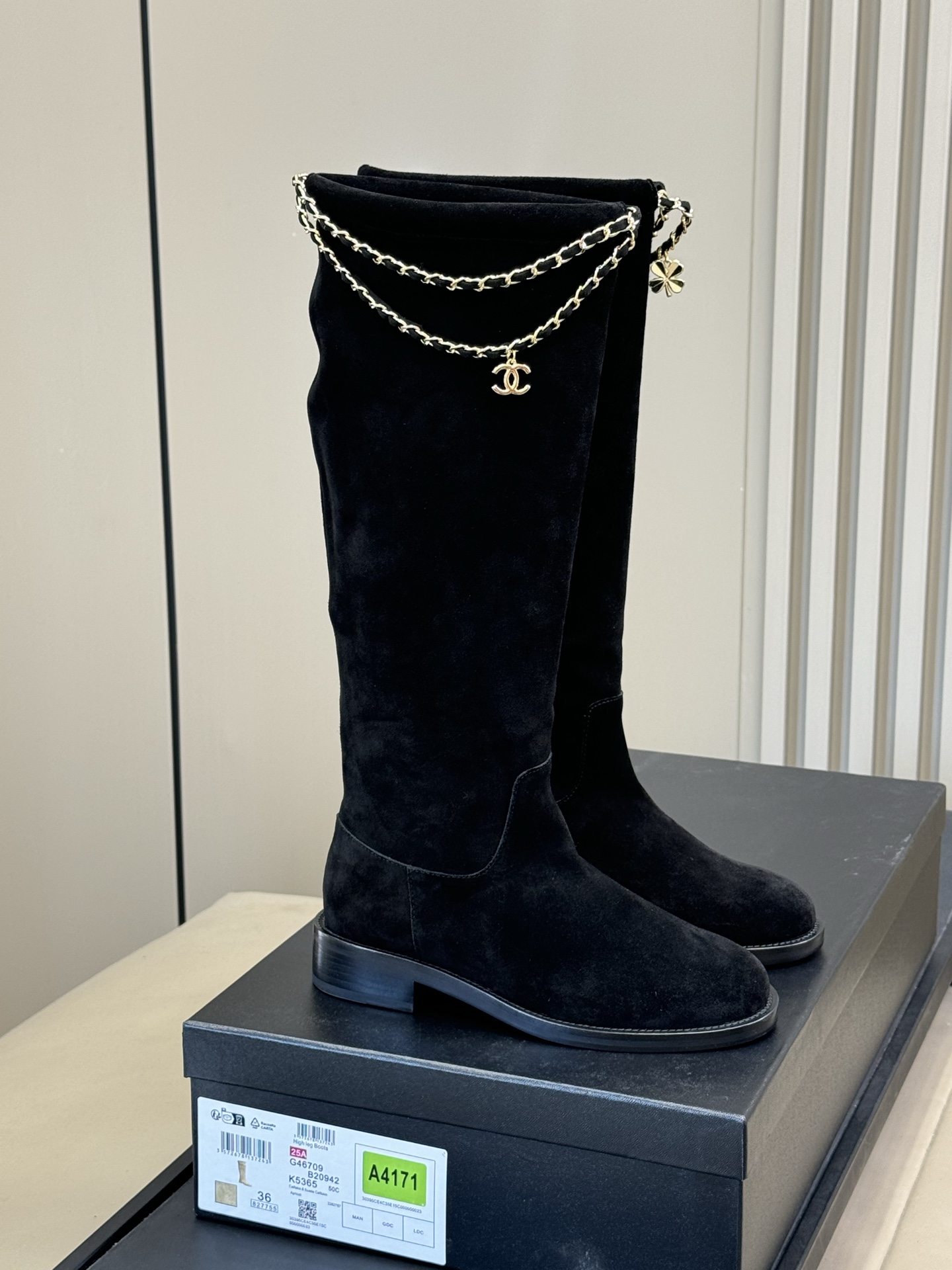 NO:563085,Niujing cowhide chanel 25b new arrival~ Xiaoxiang 25b new boots. Basic short boots paired with a classic chain to rejuvenate. Exquisite and beautiful!  Easy to wear and versatile, not picky, cowhide upper, cowhide sole imported from Italy, size 35-41, boots, chanel, boots, cowhide19860909牛京 牛皮 chanel 25b new arrival～ 小香25b 长靴新品 基础款短靴搭配了经典链条焕发心意 精致好看啊！ 好穿百搭 不挑人 牛皮鞋面,意大利进口牛皮底 size 35-41,靴子,chanel,boots,cowhide,Women's Shoes