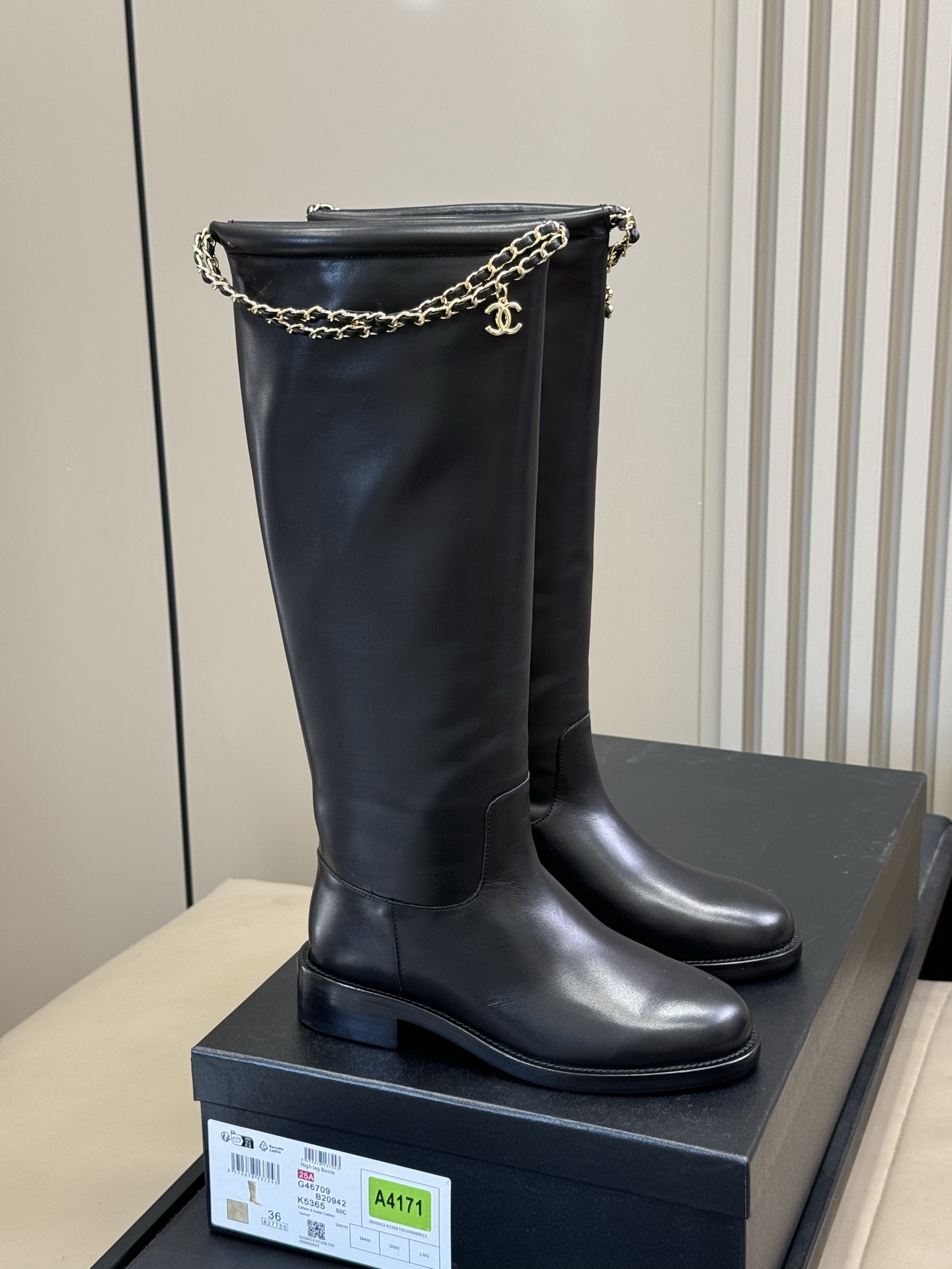 NO:563089,Niujing cowhide chanel 25b new arrival~ Xiaoxiang 25b new boots. Basic short boots paired with a classic chain to rejuvenate. Exquisite and beautiful!  Easy to wear and versatile, not picky, cowhide upper, cowhide sole imported from Italy, size 35-41, boots, chanel, boots, cowhide19860909牛京 牛皮 chanel 25b new arrival～ 小香25b 长靴新品 基础款短靴搭配了经典链条焕发心意 精致好看啊！ 好穿百搭 不挑人 牛皮鞋面,意大利进口牛皮底 size 35-41,靴子,chanel,boots,cowhide,Women's Shoes
