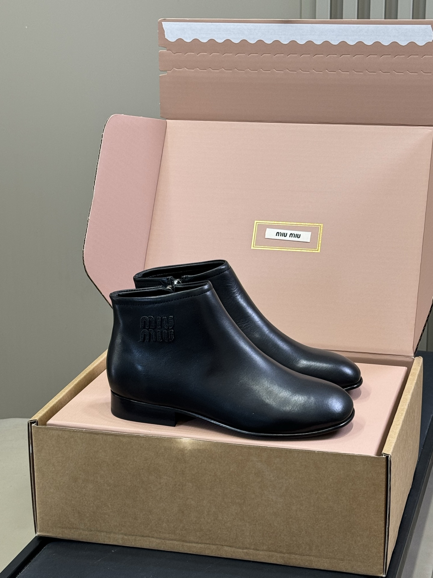 NO:563141,Top quality miu miu fw25 new arrival~ Made of A-grade calf leather, the texture is great. It seems simple, but it still has a unique coolness. The sole is imported cow leather from Italy. Top size 35-41, boots, miumiu, boots, cowhide19860909顶级品质 miu miu fw25 new arrival～ A级小牛皮材质,质感超赞的 看似简约,但还是有独特的酷劲儿 鞋底意大利进口牛皮革 顶级size 35-41,靴子,miumiu,boots,cowhide,Women's Shoes