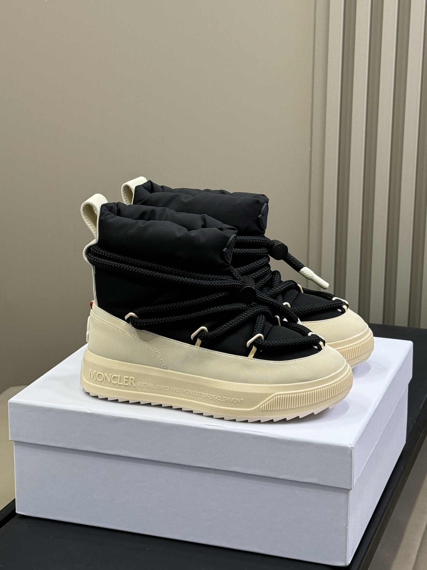 NO:563112,Top quality moncler25 autumn and winter snow boots waterproof coated ski cloth wool velvet TPU anti-slip outsole size35-41, snow boots, boots19860909顶级品质 moncler25 秋冬 雪地靴 防水涂层滑雪布 羊毛绒布里 TPU防滑大底 size35-41,雪地靴,boots,Women's Shoes