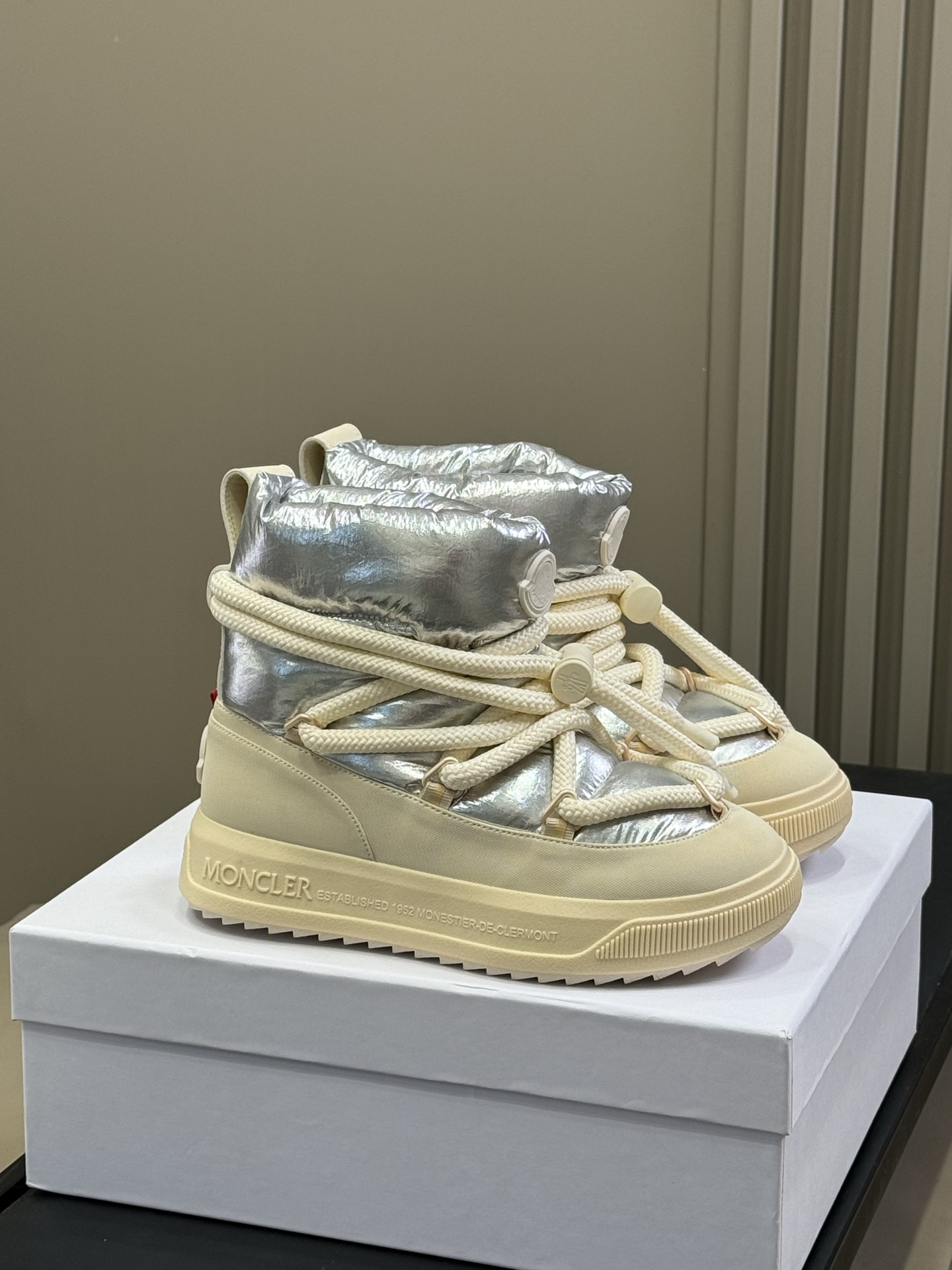 NO:561603,Top quality moncler25 autumn and winter snow boots waterproof coated ski cloth wool velvet TPU anti-slip outsole size35-41, snow boots, boots19860909顶级品质 moncler25 秋冬 雪地靴 防水涂层滑雪布 羊毛绒布里 TPU防滑大底 size35-41,雪地靴,boots,Women's Shoes