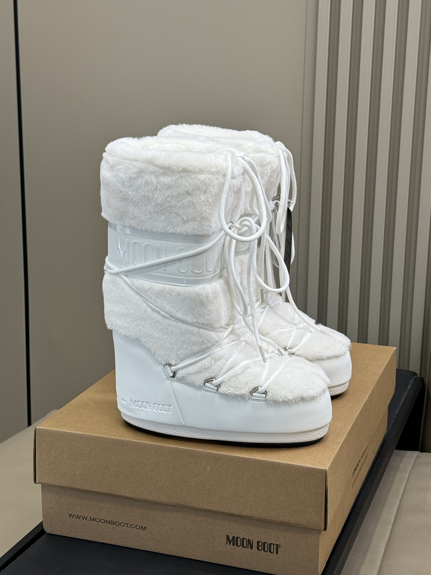 Moonboot这月亮雪地靴很出圈吗？去年这靴子看到好多辣妹子在穿搭配都是1.7的即视感！巨显腿长那种！