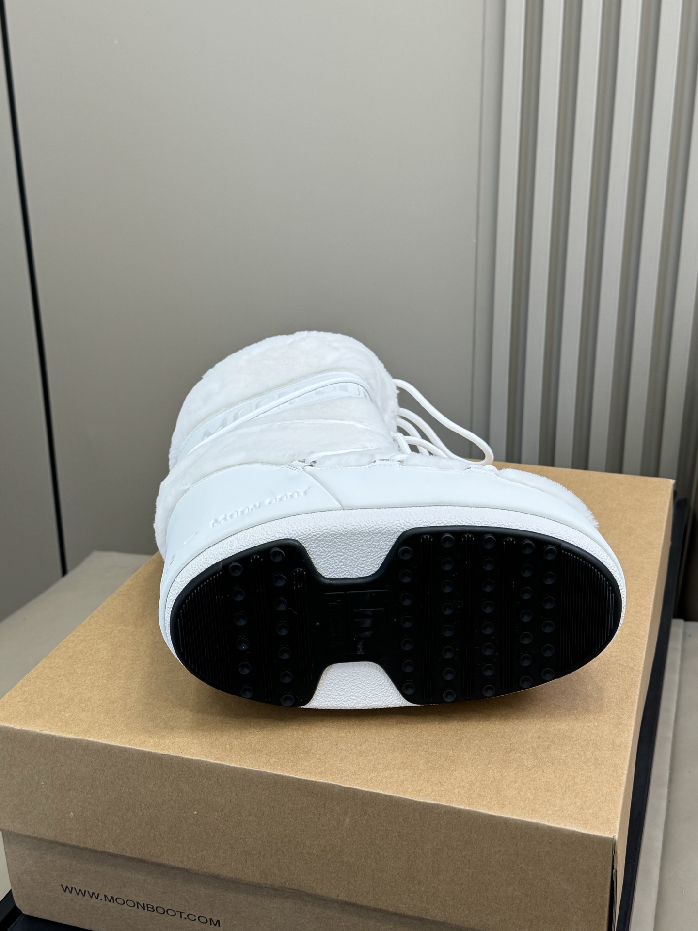 Moonboot这月亮雪地靴很出圈吗？去年这靴子看到好多辣妹子在穿搭配都是1.7的即视感！巨显腿长那种！