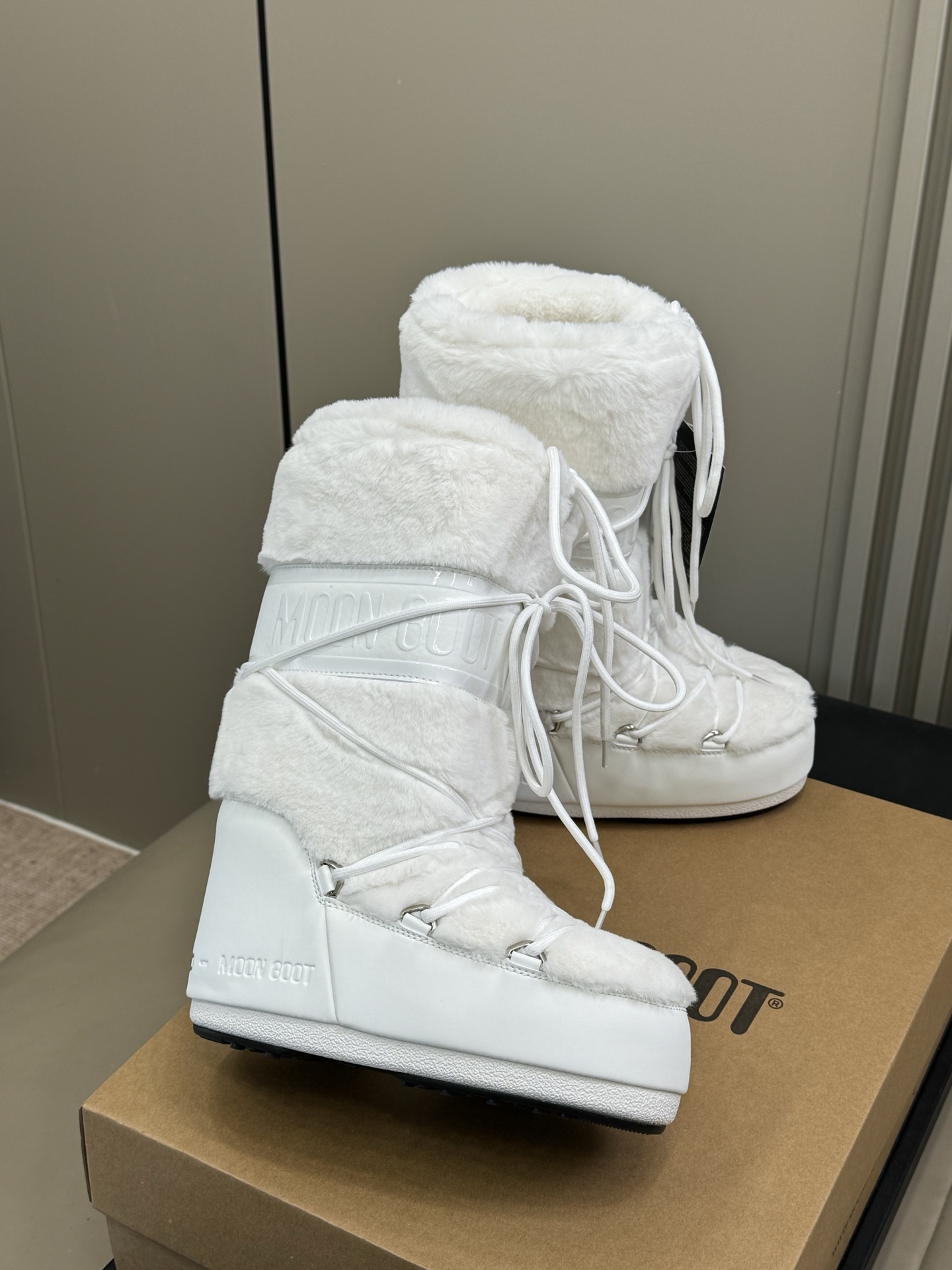 Moonboot这月亮雪地靴很出圈吗？去年这靴子看到好多辣妹子在穿搭配都是1.7的即视感！巨显腿长那种！