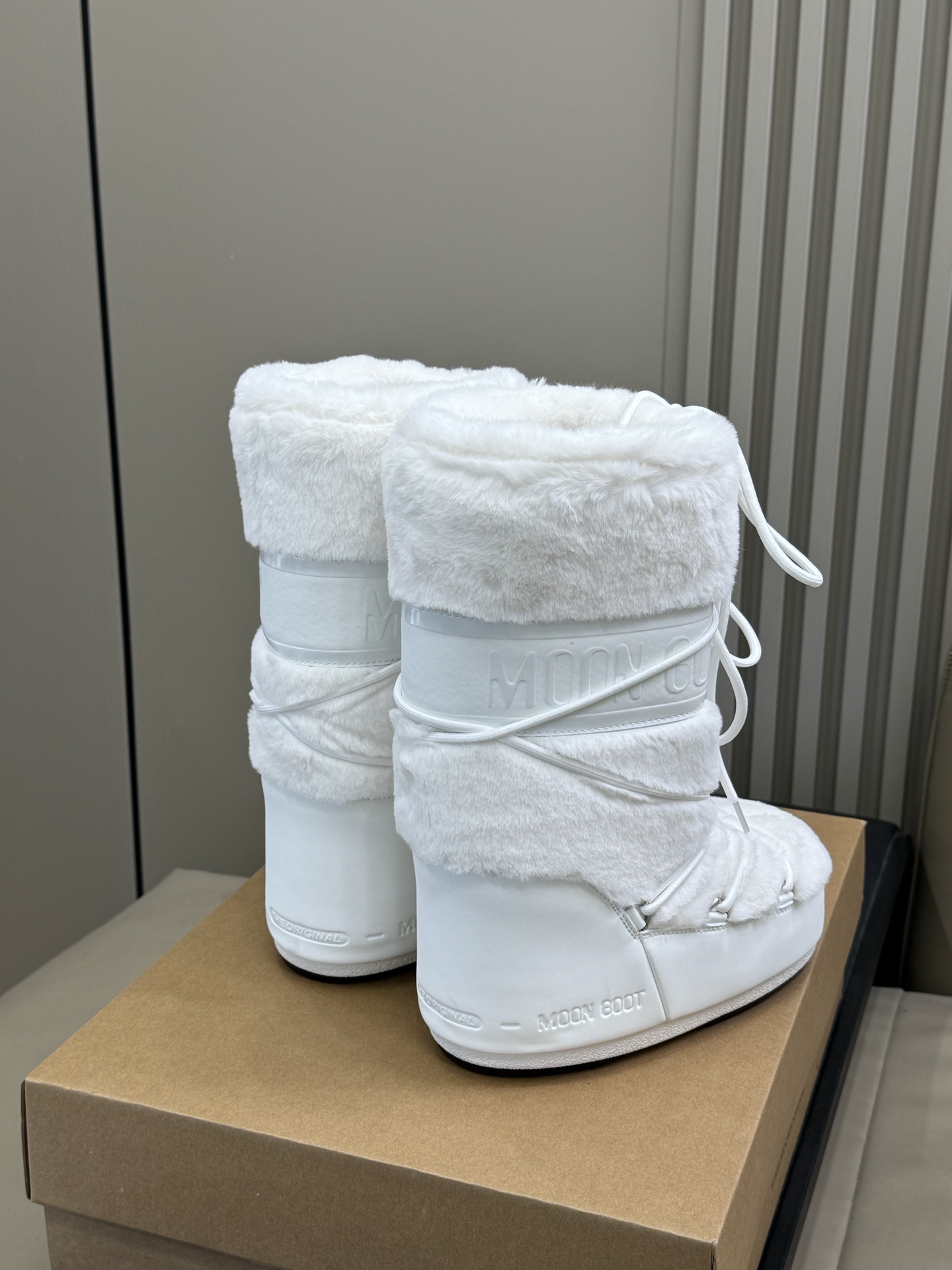 Moonboot这月亮雪地靴很出圈吗？去年这靴子看到好多辣妹子在穿搭配都是1.7的即视感！巨显腿长那种！